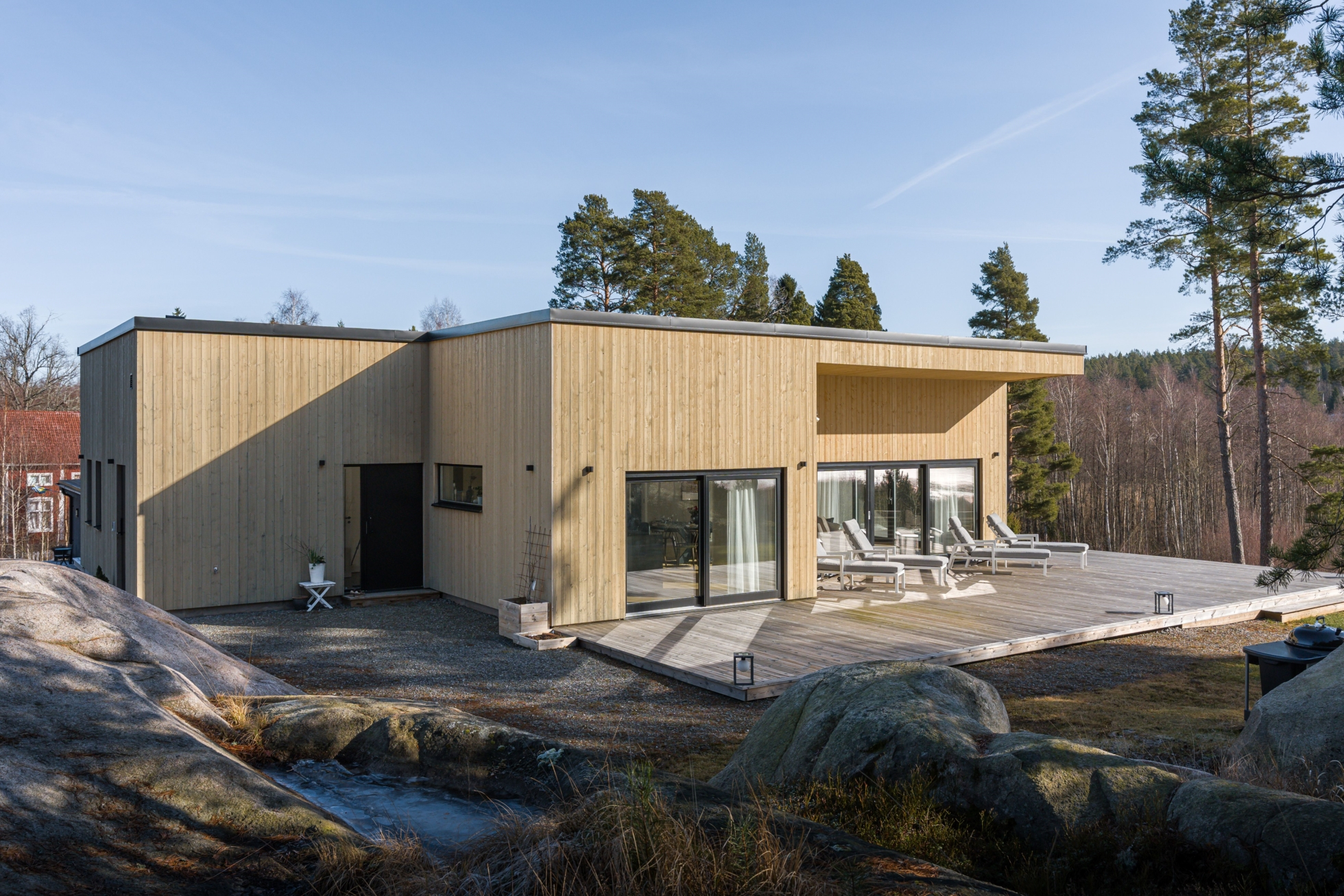 Sjöutsikt över Vättern och modern arkitektur!