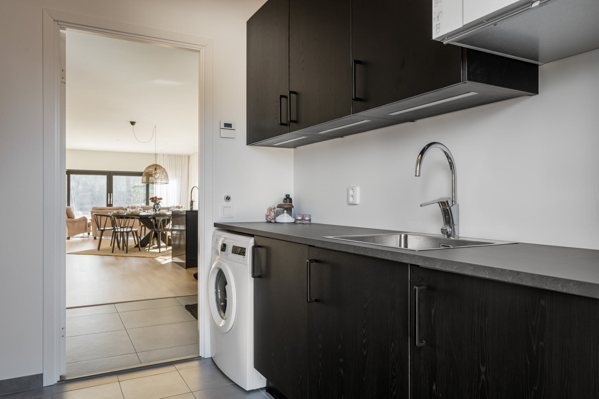 Sjöutsikt över Vättern och modern arkitektur!