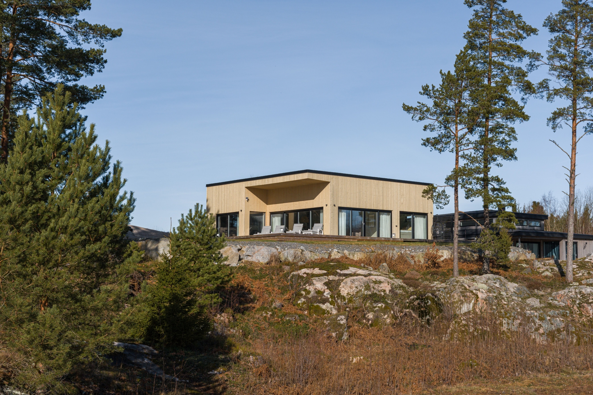 Sjöutsikt över Vättern och modern arkitektur!