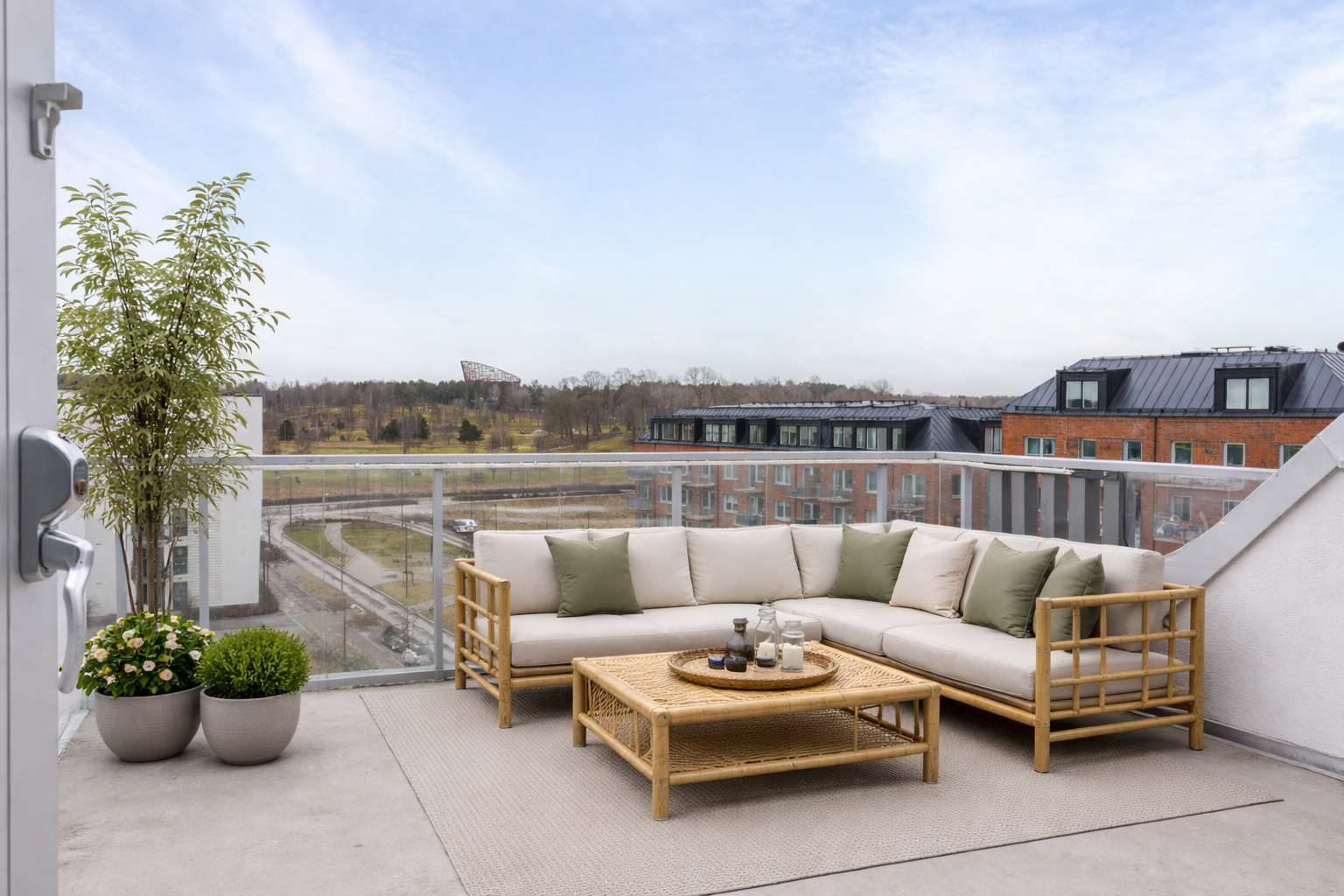 Unik vindsvåning med dubbla balkonger!