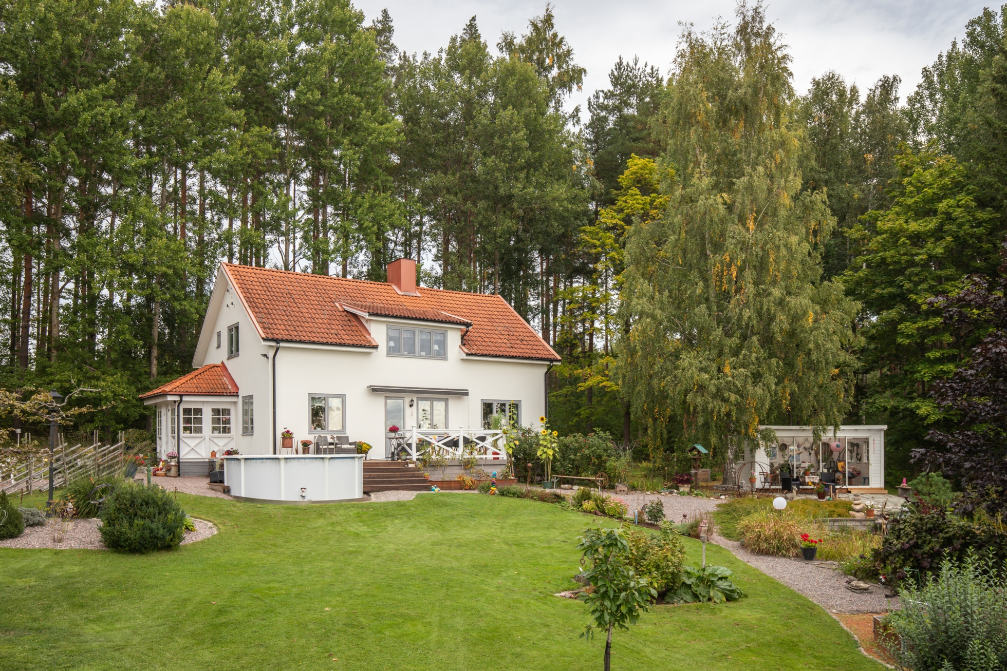 ”Vita villan” med fantastisk trädgård!