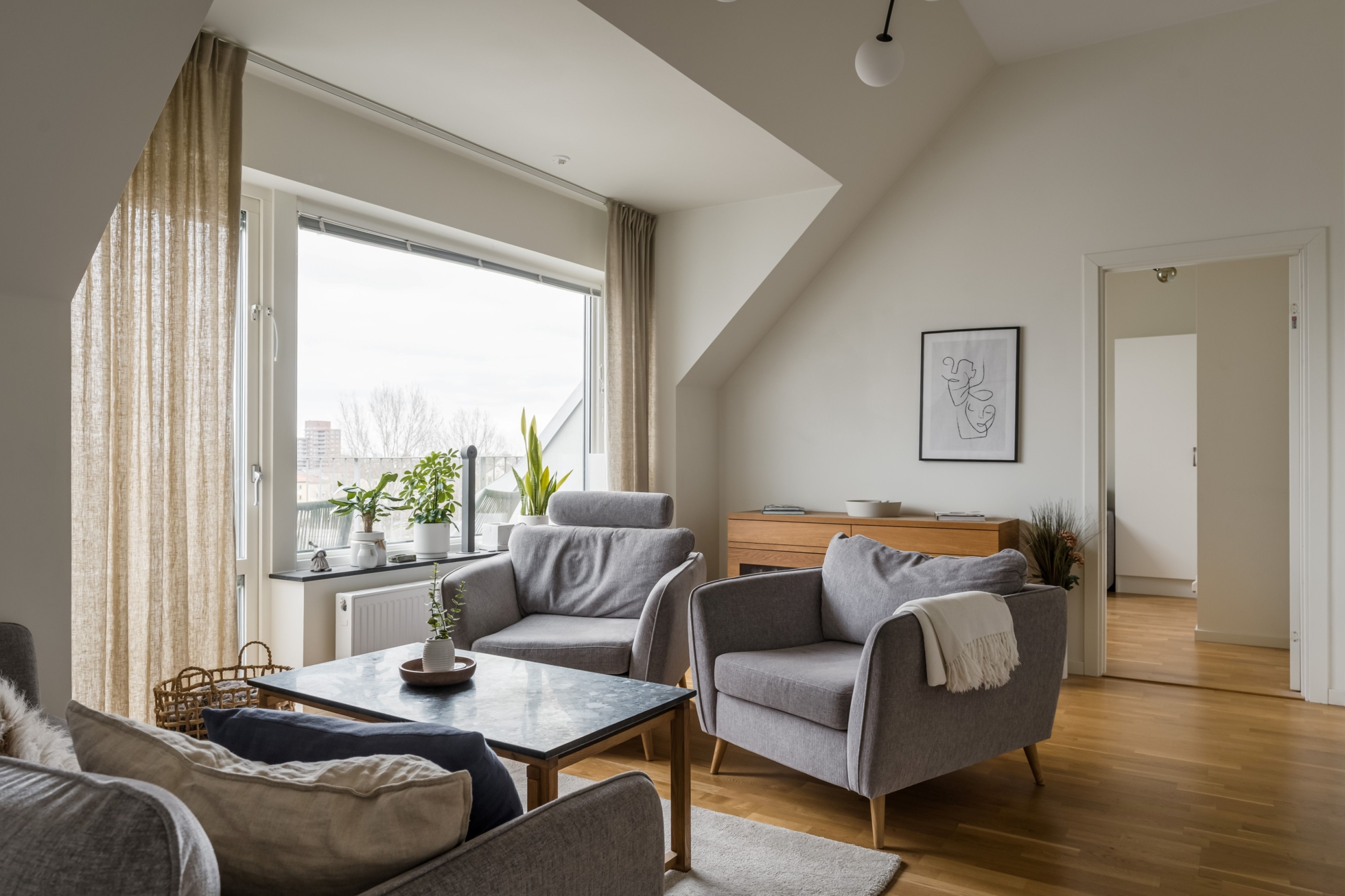 Unik vindsvåning med dubbla balkonger!