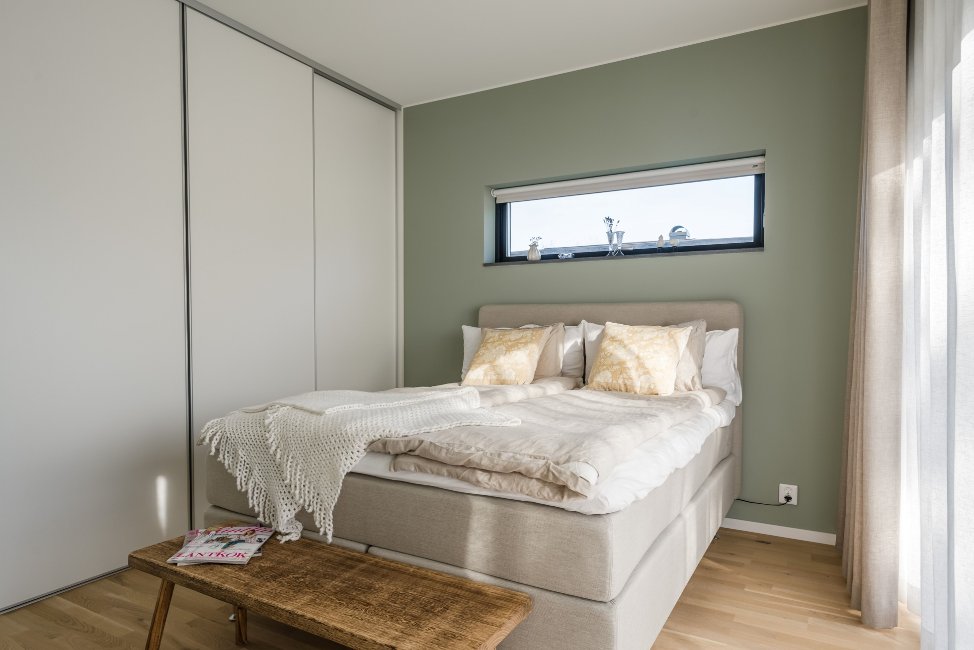 Sjöutsikt över Vättern och modern arkitektur!
