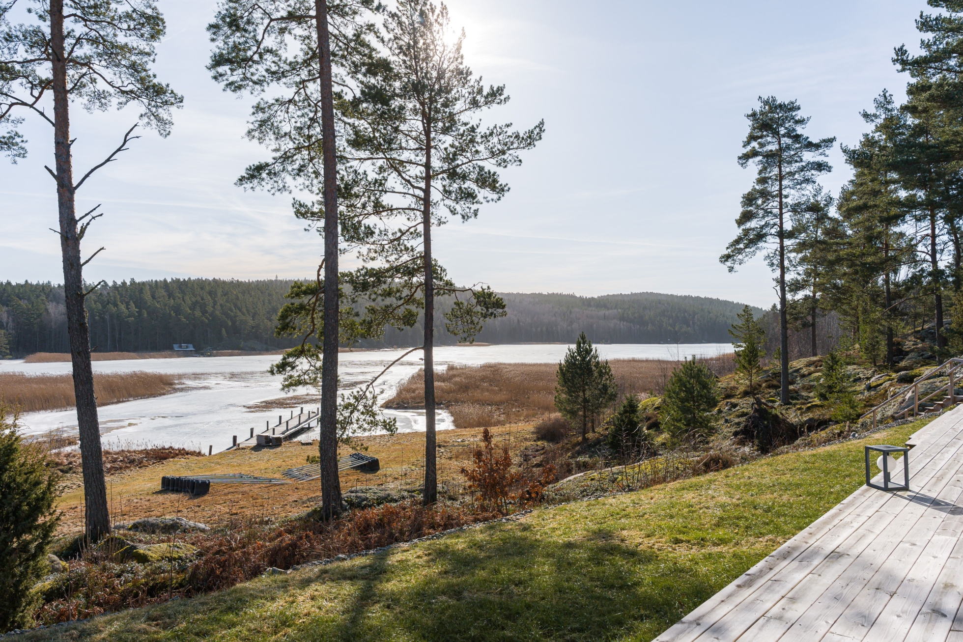 Sjöutsikt över Vättern och modern arkitektur!