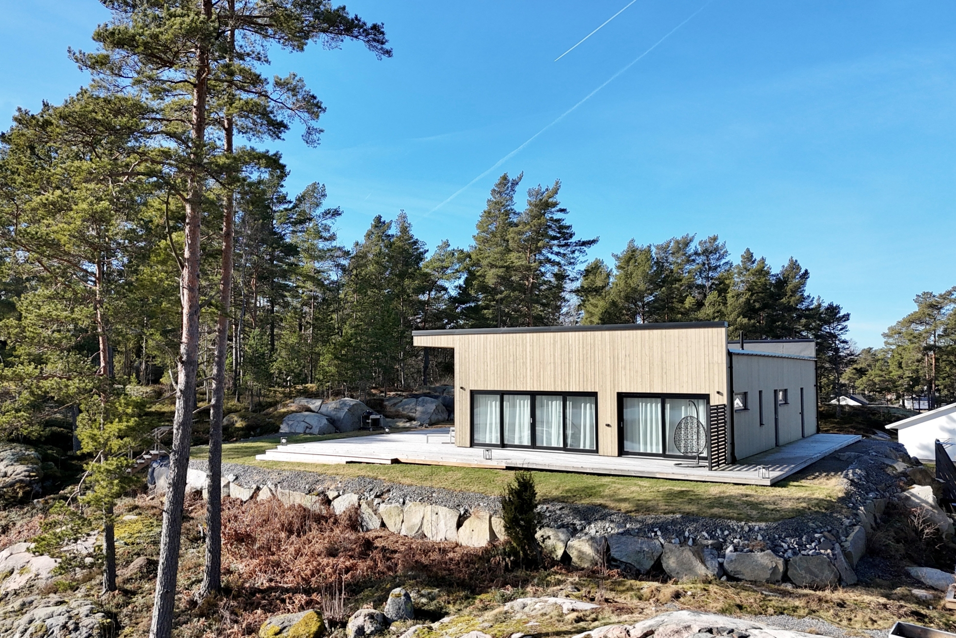 Sjöutsikt över Vättern och modern arkitektur!