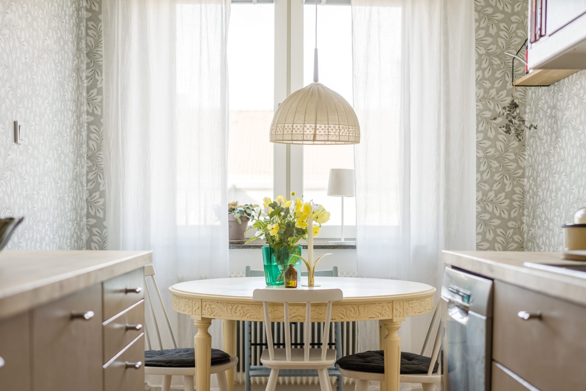 Charmig funkis-trea med smakfull färgsättning!