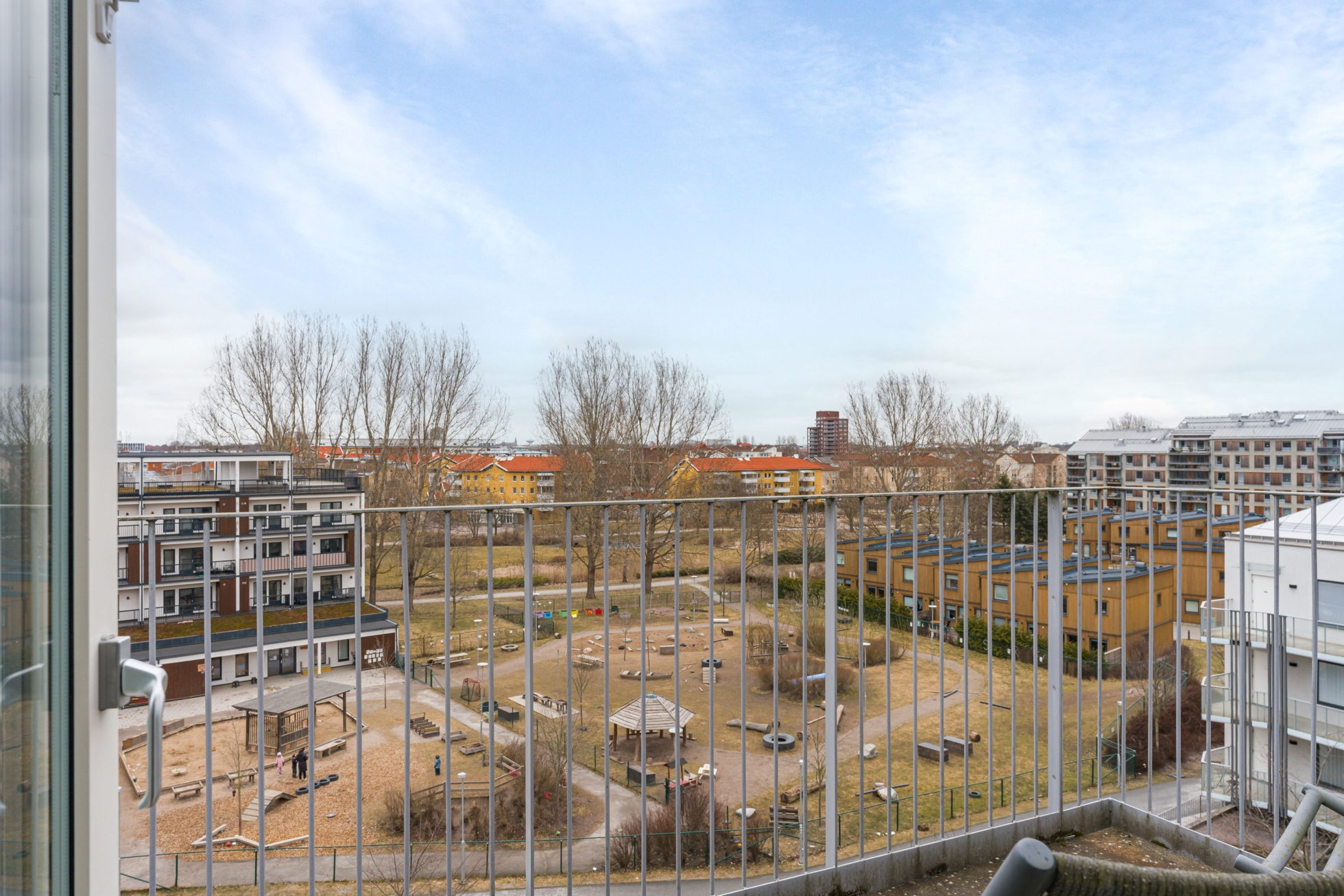 Unik vindsvåning med dubbla balkonger!