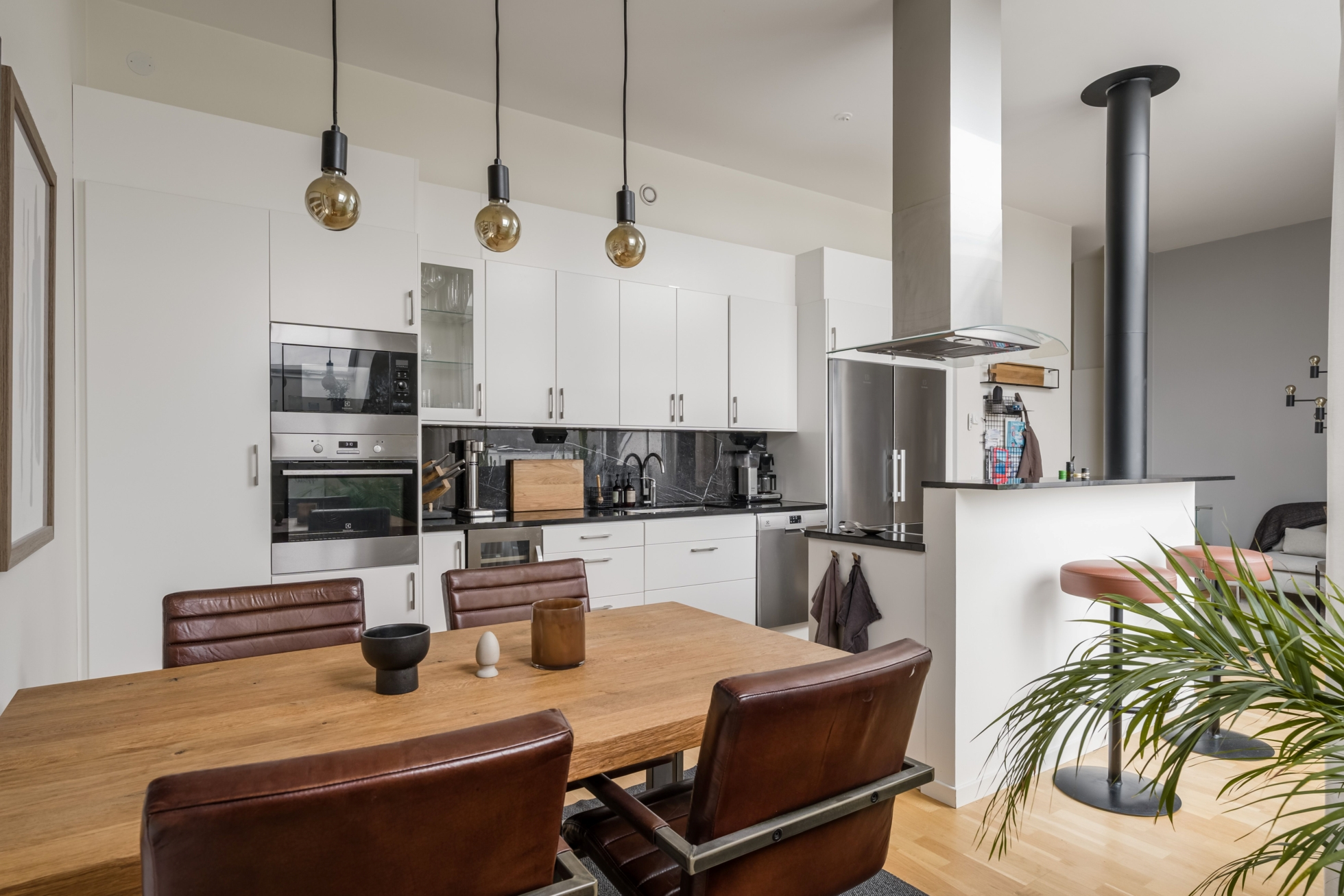 Unik vindsvåning med dubbla balkonger!