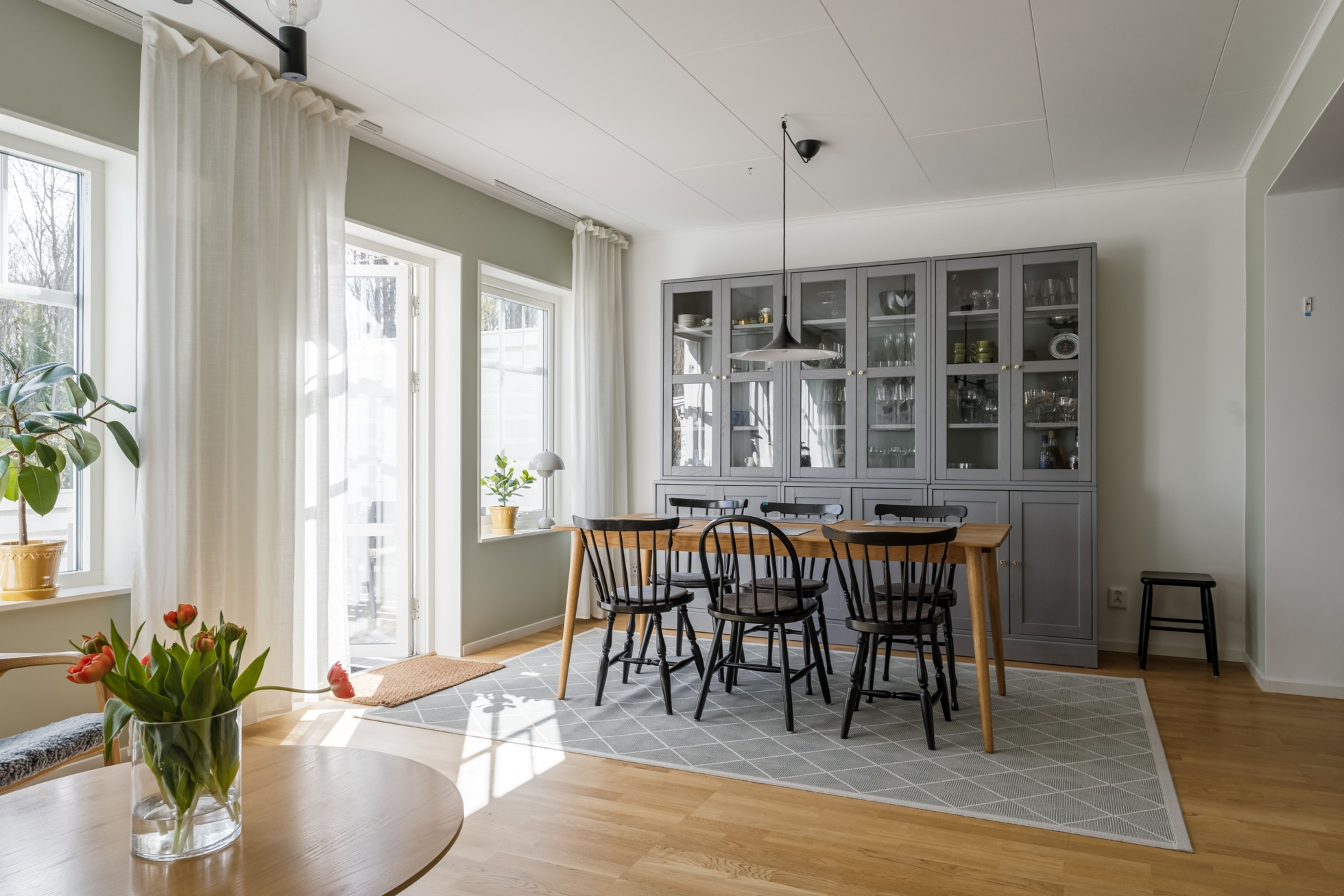 Stilrent och välplanerat hem med sociala ytor, solig uteplats och naturnära läge i Ekeby-Almby!