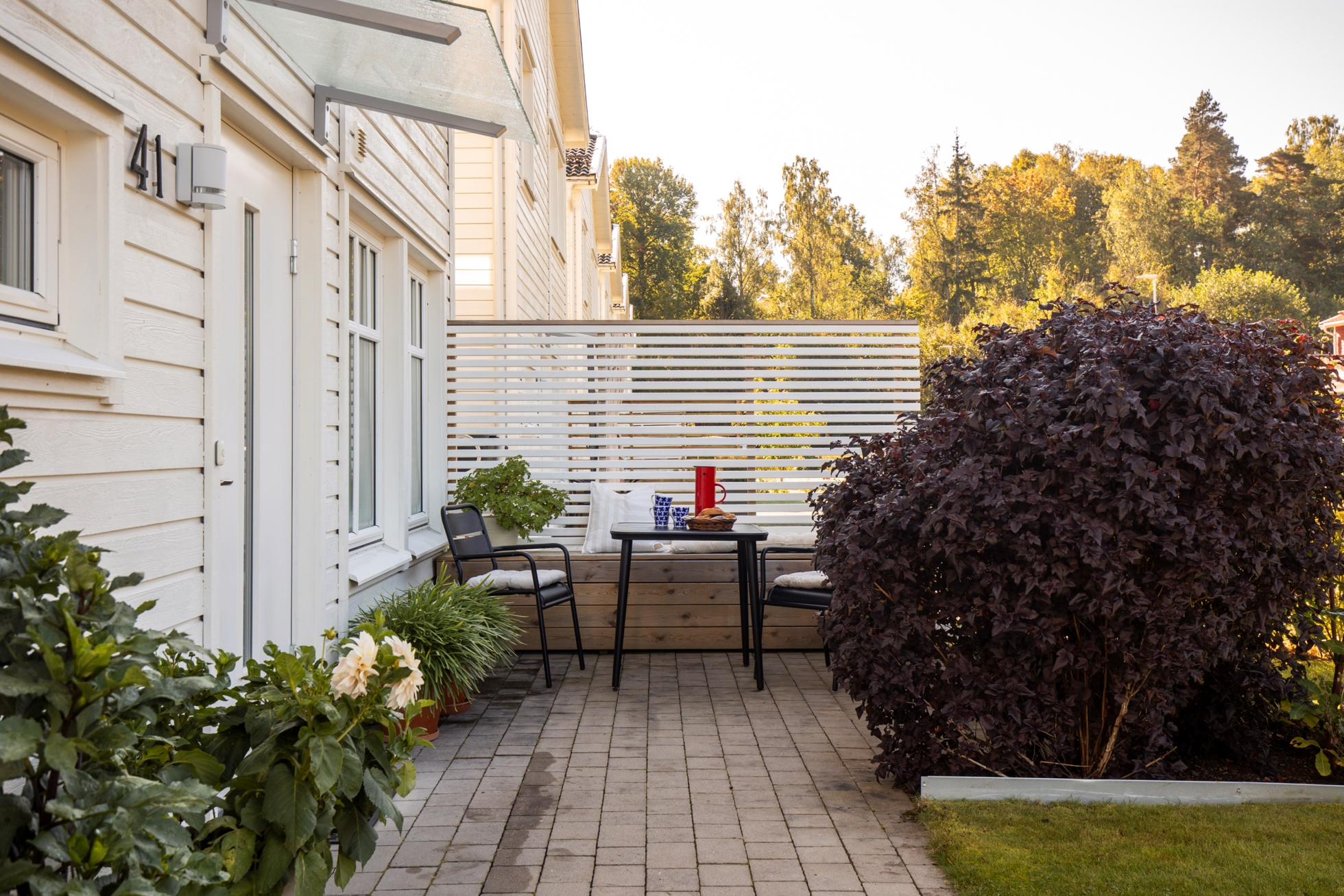 Stilrent och välplanerat hem med sociala ytor, solig uteplats och naturnära läge i Ekeby-Almby!