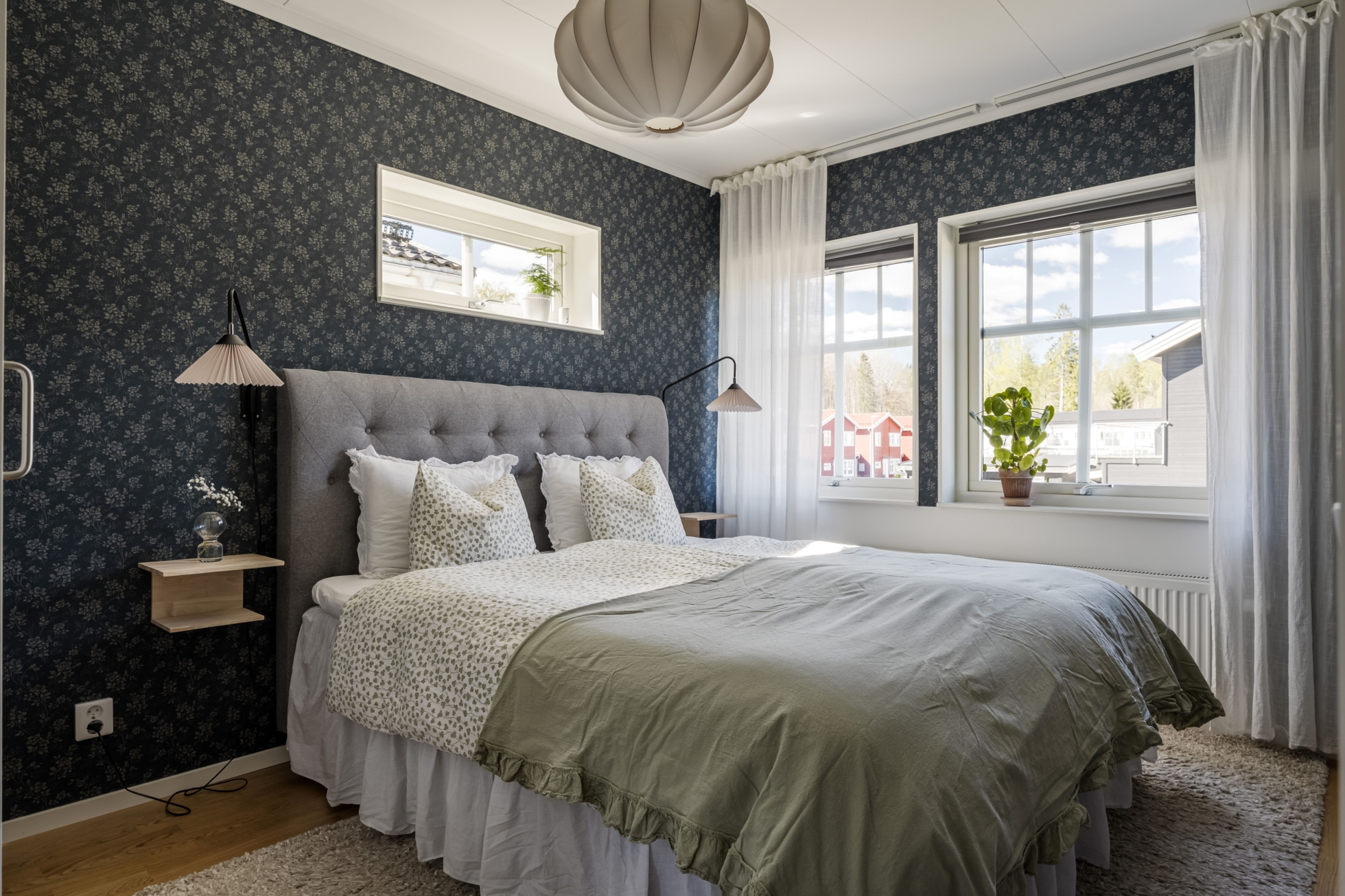Stilrent och välplanerat hem med sociala ytor, solig uteplats och naturnära läge i Ekeby-Almby!