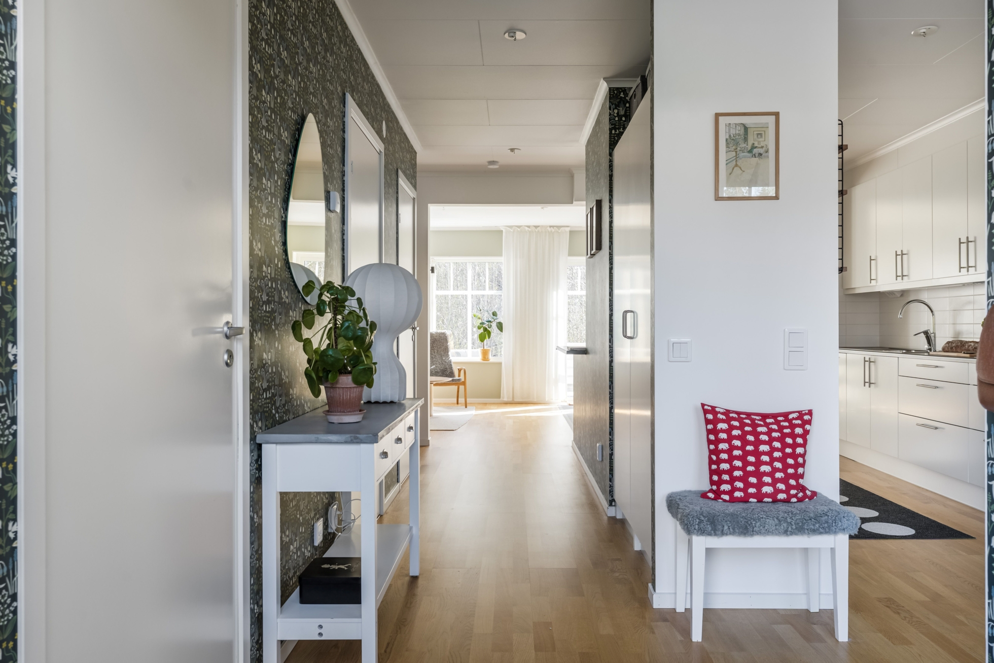 Stilrent och välplanerat hem med sociala ytor, solig uteplats och naturnära läge i Ekeby-Almby!