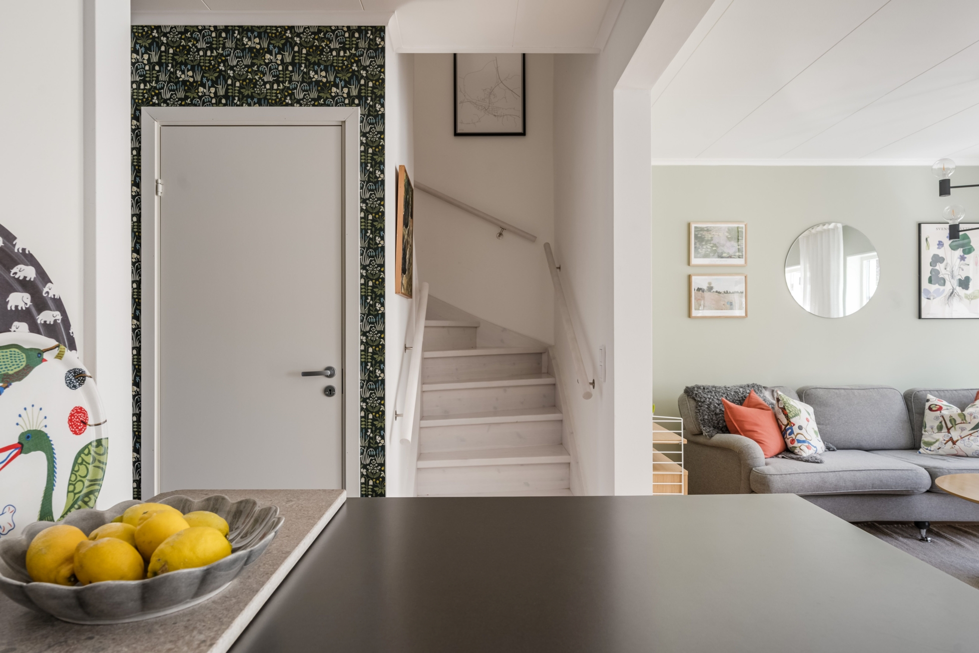 Stilrent och välplanerat hem med sociala ytor, solig uteplats och naturnära läge i Ekeby-Almby!