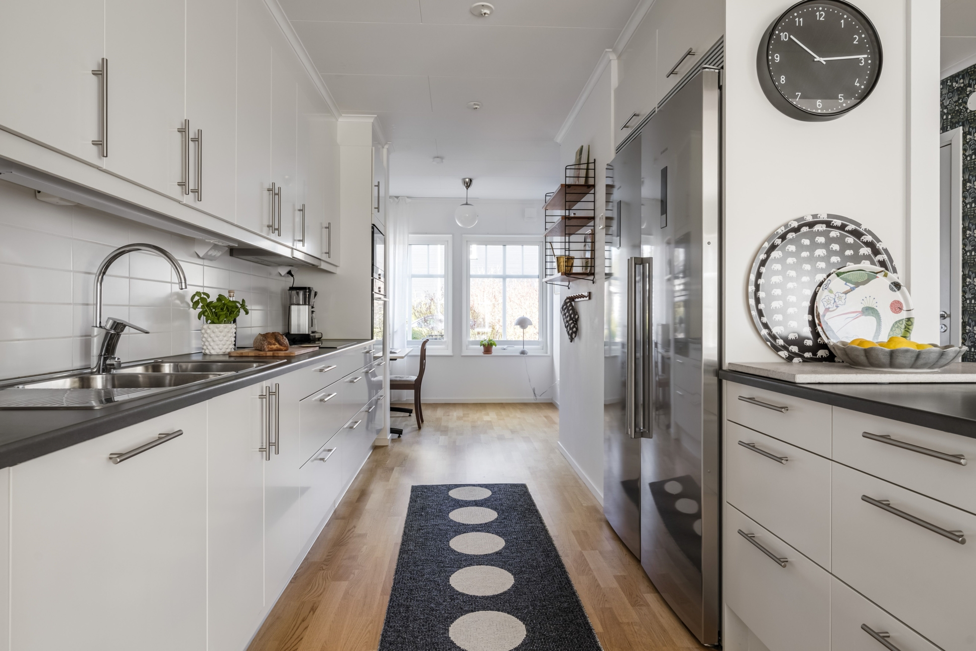 Stilrent och välplanerat hem med sociala ytor, solig uteplats och naturnära läge i Ekeby-Almby!