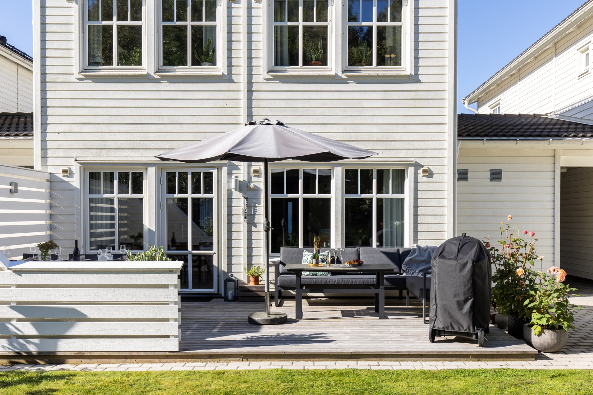Stilrent och välplanerat hem med sociala ytor, solig uteplats och naturnära läge i Ekeby-Almby!