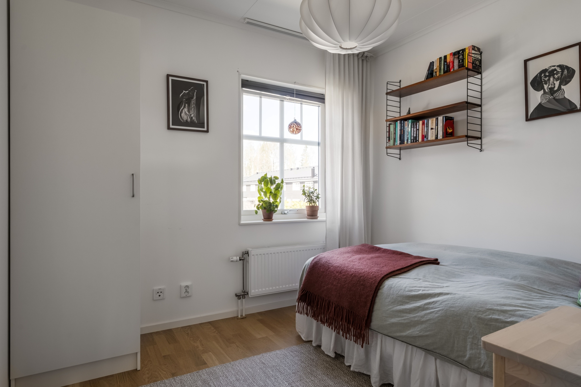 Stilrent och välplanerat hem med sociala ytor, solig uteplats och naturnära läge i Ekeby-Almby!