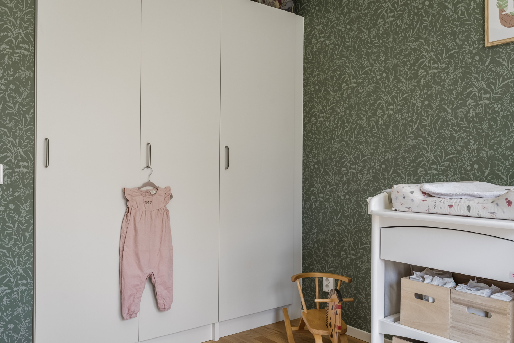 Stilrent och välplanerat hem med sociala ytor, solig uteplats och naturnära läge i Ekeby-Almby!