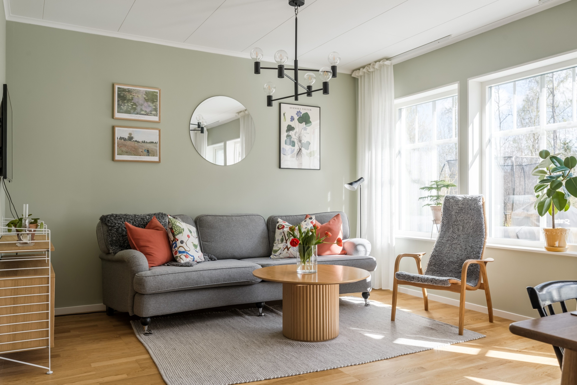 Stilrent och välplanerat hem med sociala ytor, solig uteplats och naturnära läge i Ekeby-Almby!