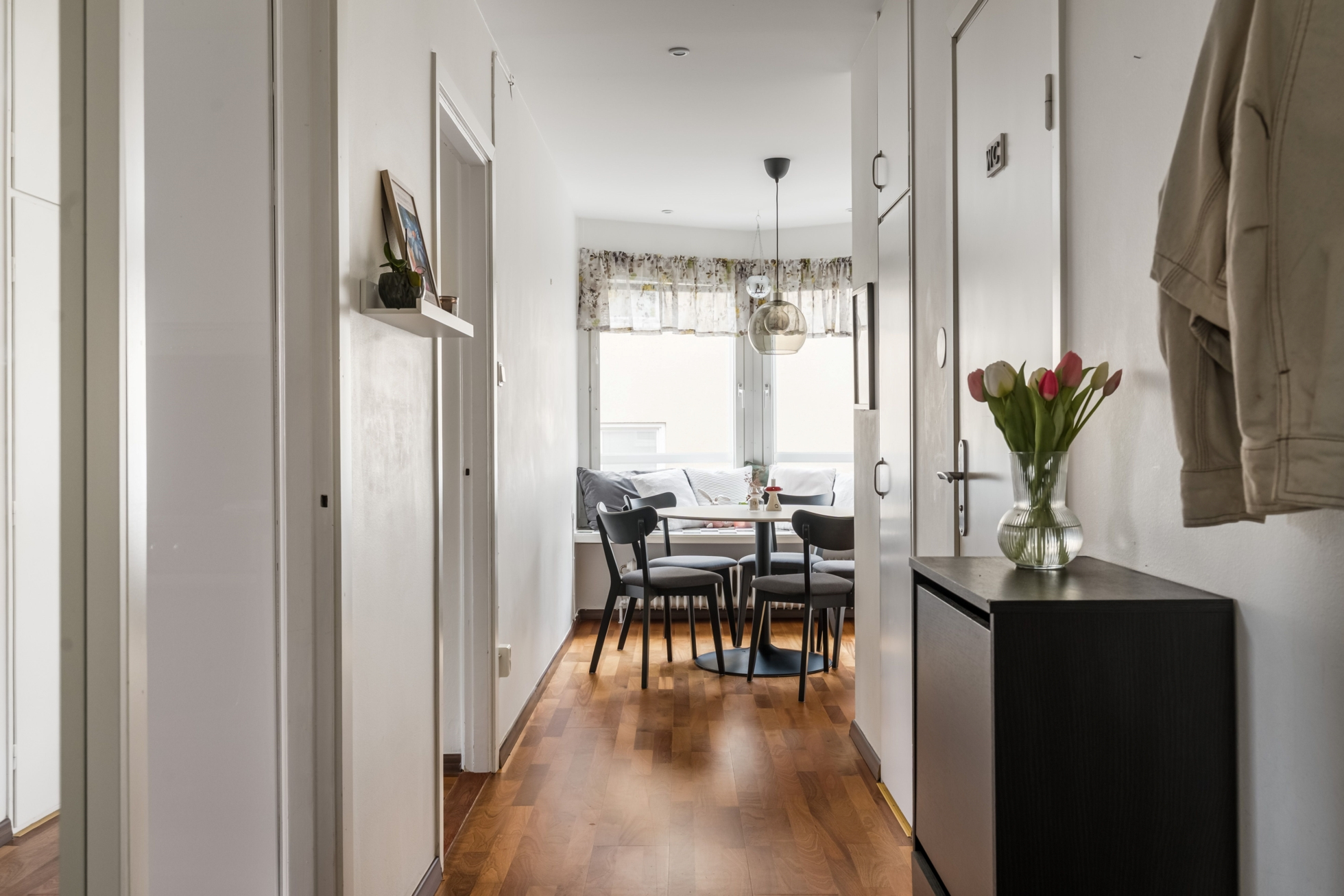Ljus och rymlig hörnlägenhet med burkspråk.