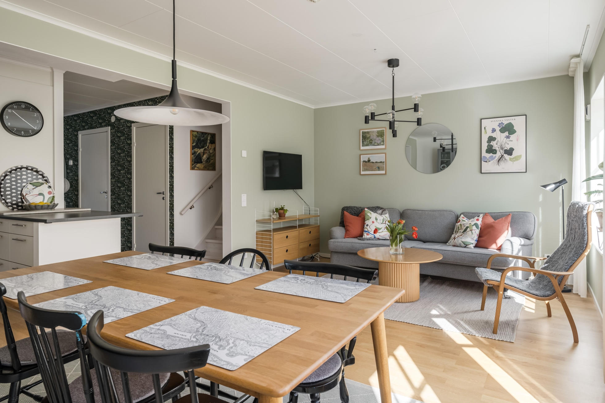 Stilrent och välplanerat hem med sociala ytor, solig uteplats och naturnära läge i Ekeby-Almby!