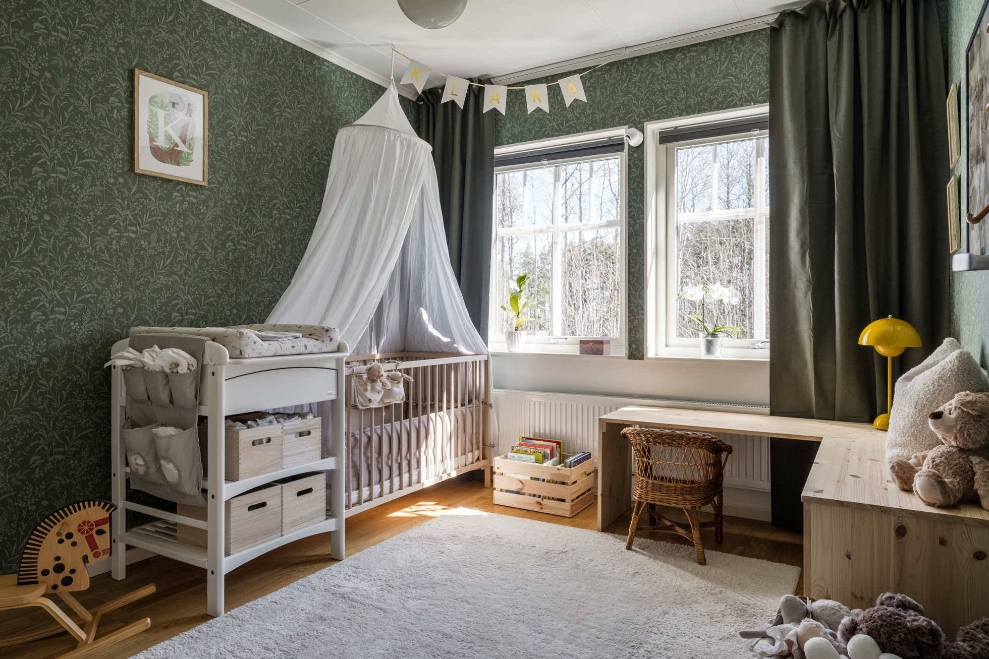 Stilrent och välplanerat hem med sociala ytor, solig uteplats och naturnära läge i Ekeby-Almby!