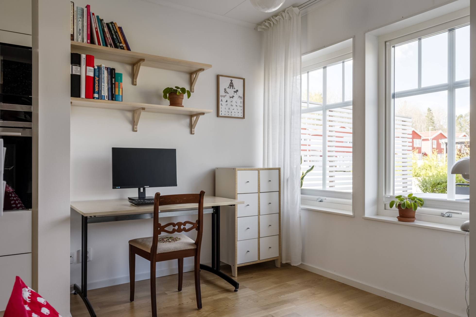Stilrent och välplanerat hem med sociala ytor, solig uteplats och naturnära läge i Ekeby-Almby!