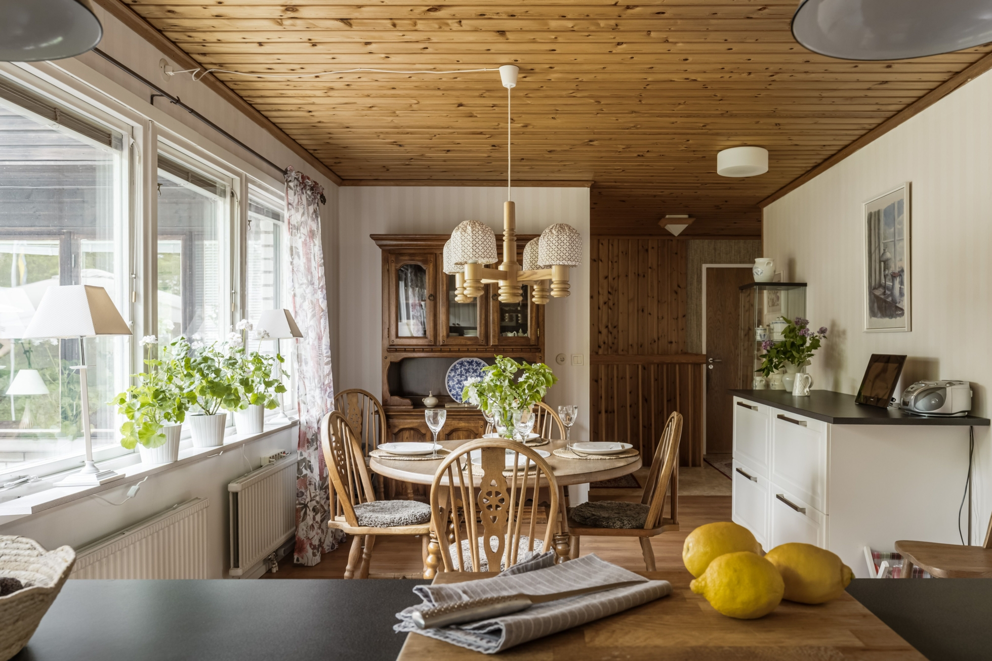 Familjevilla med generösa sällskapsytor och naturnära område!