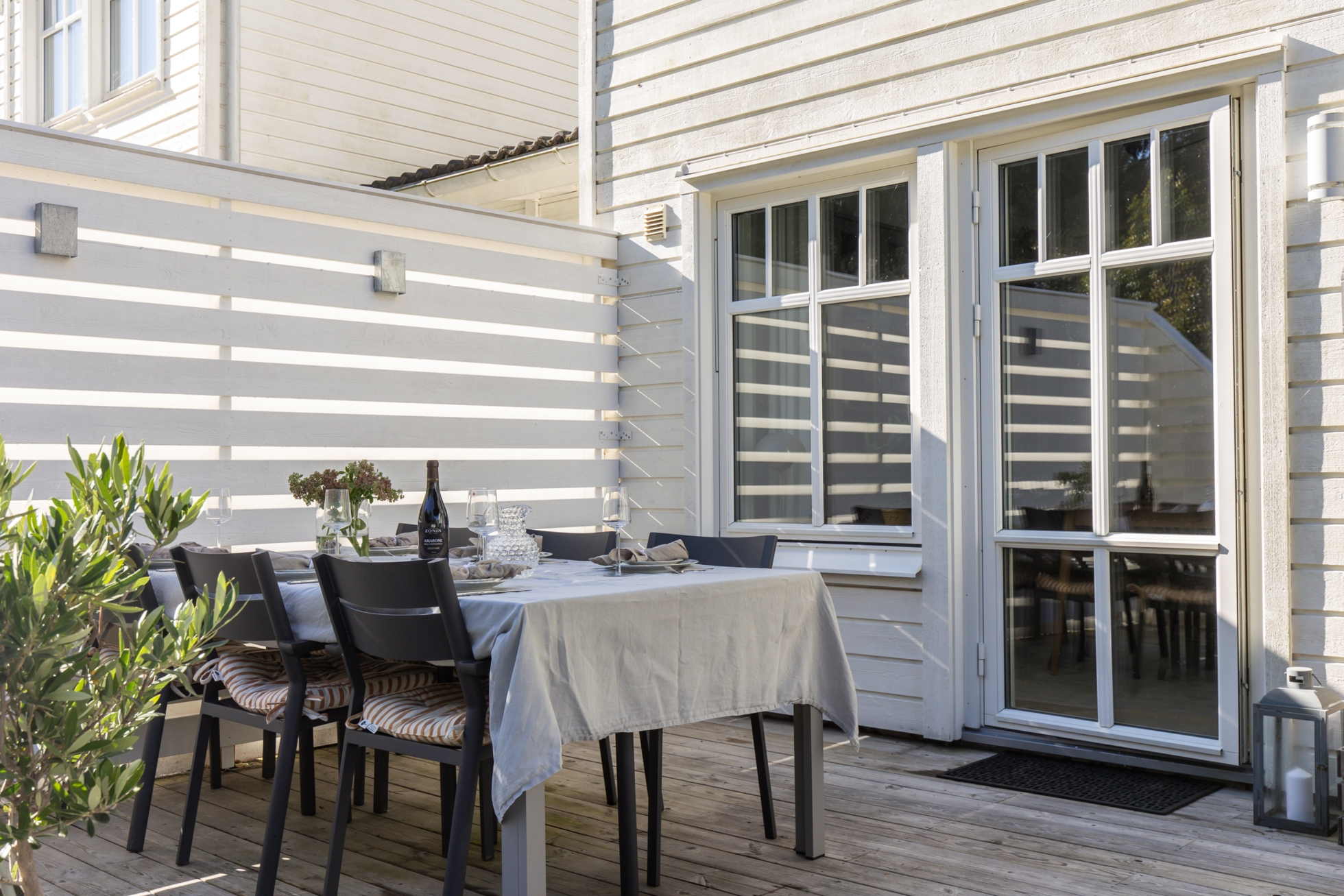 Stilrent och välplanerat hem med sociala ytor, solig uteplats och naturnära läge i Ekeby-Almby!