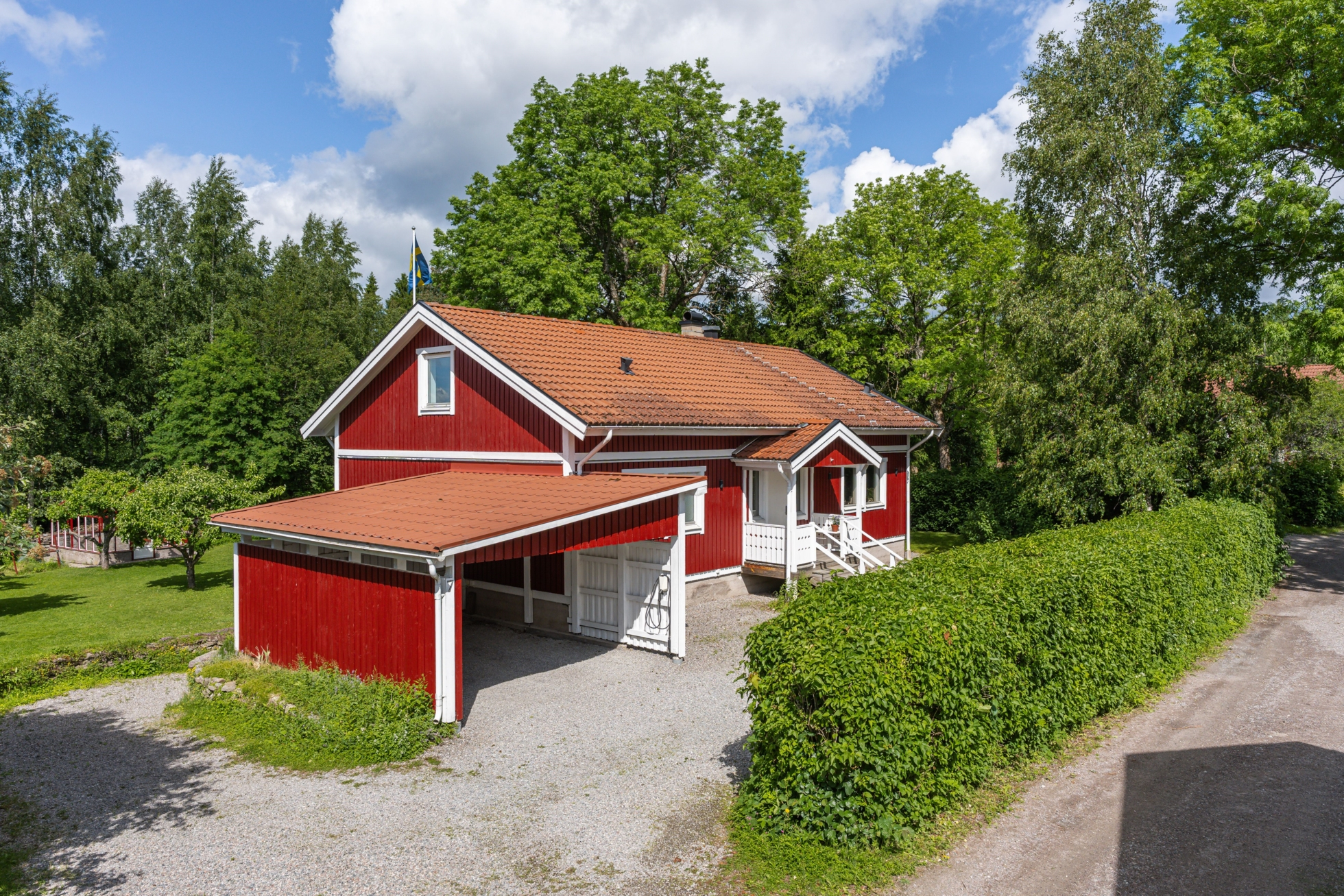 Familjevilla med insynsskyddad tomt på lugn återvändsgata i Lanna!
