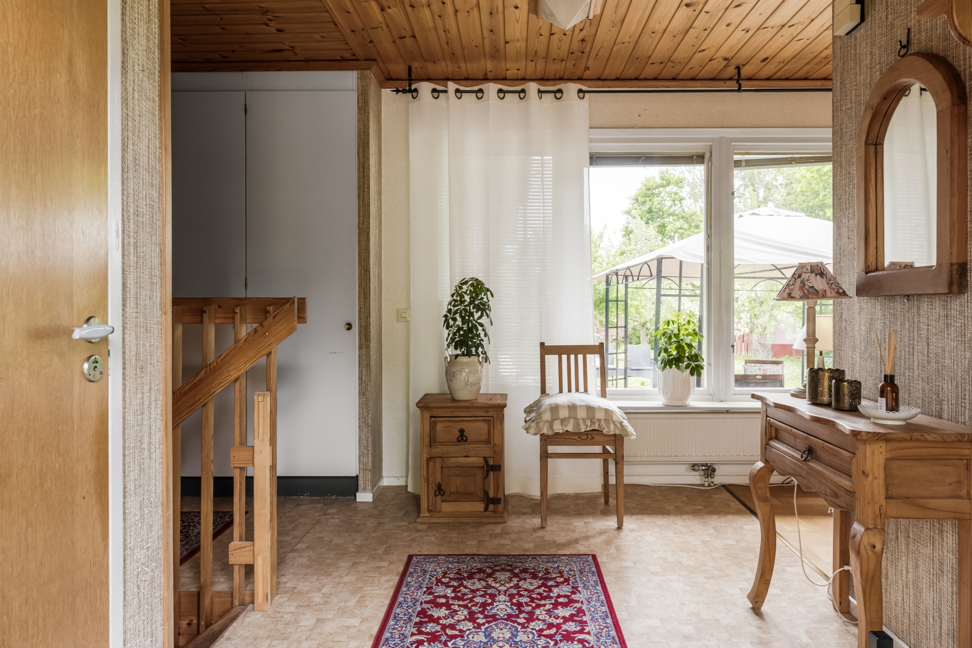 Familjevilla med generösa sällskapsytor och naturnära område!