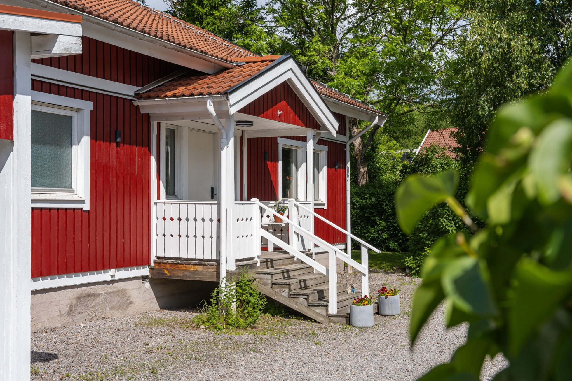 Familjevilla med insynsskyddad tomt på lugn återvändsgata i Lanna!