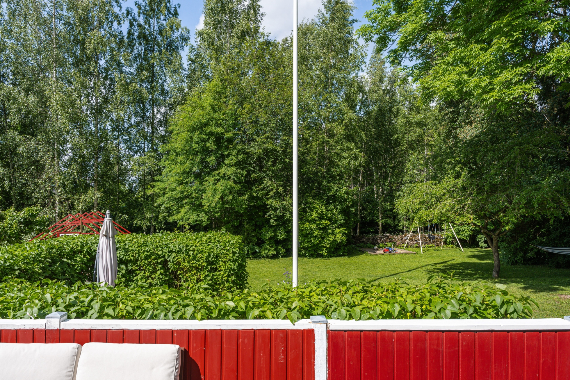 Familjevilla med insynsskyddad tomt på lugn återvändsgata i Lanna!