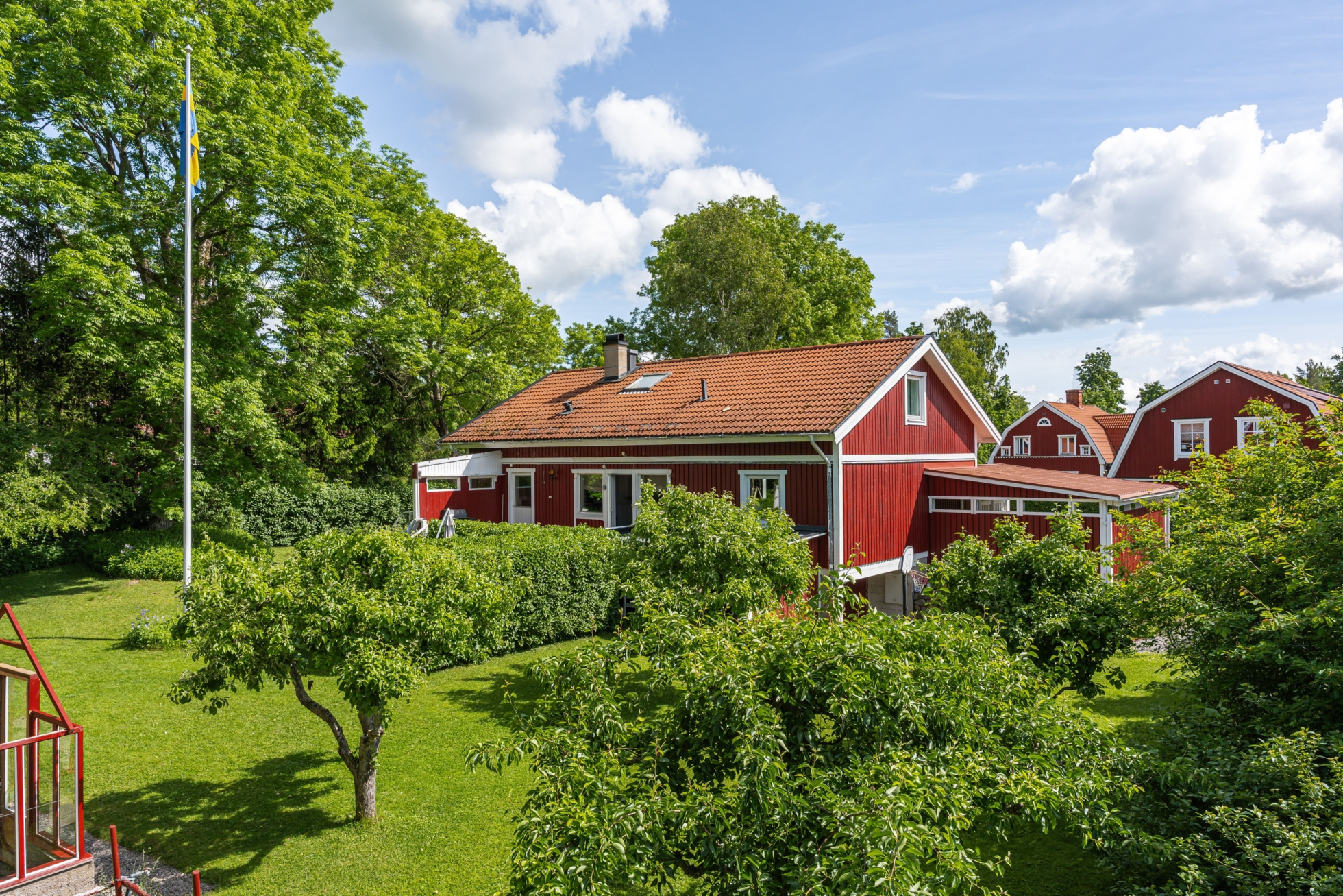Familjevilla med insynsskyddad tomt på lugn återvändsgata i Lanna!