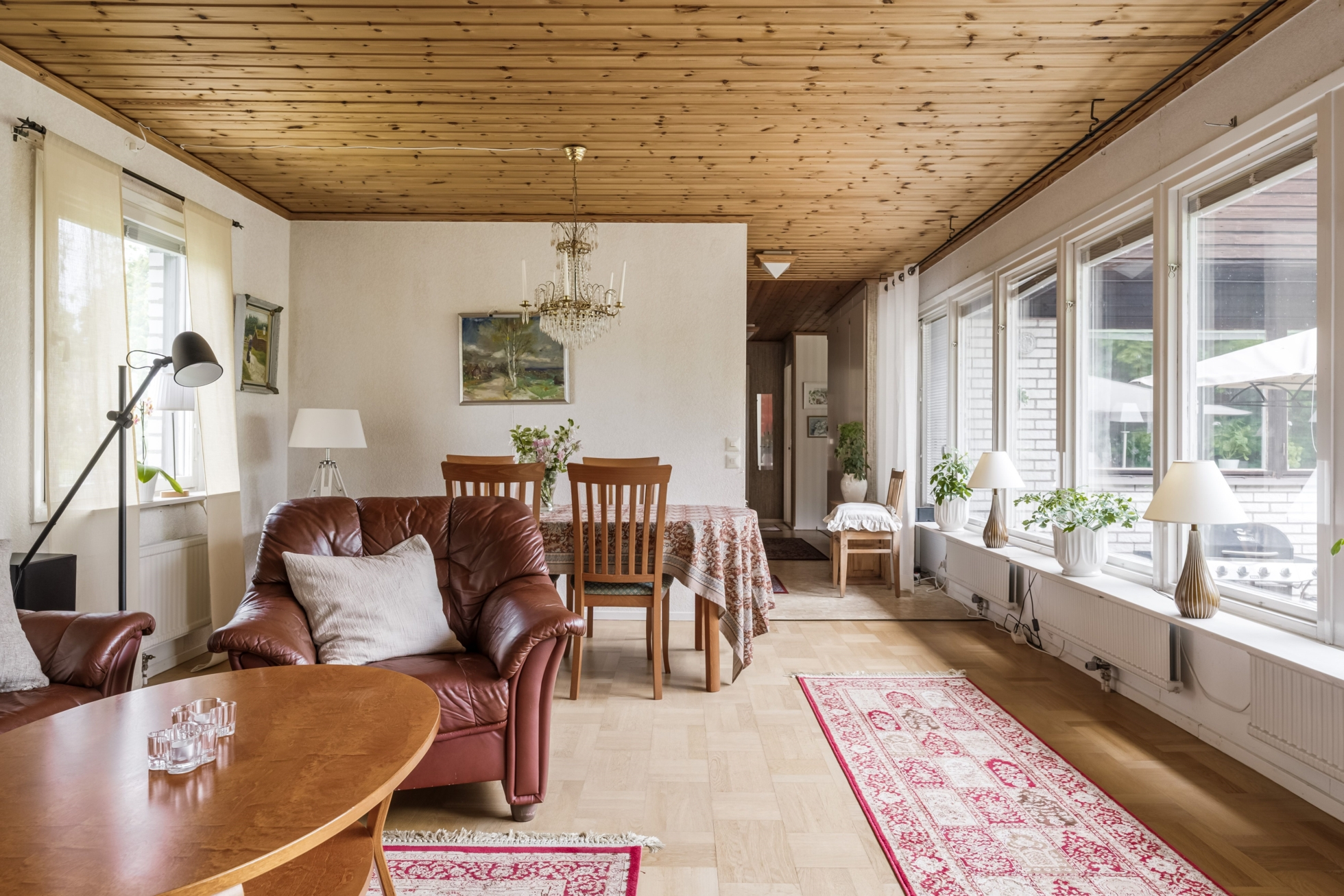 Familjevilla med generösa sällskapsytor och naturnära område!