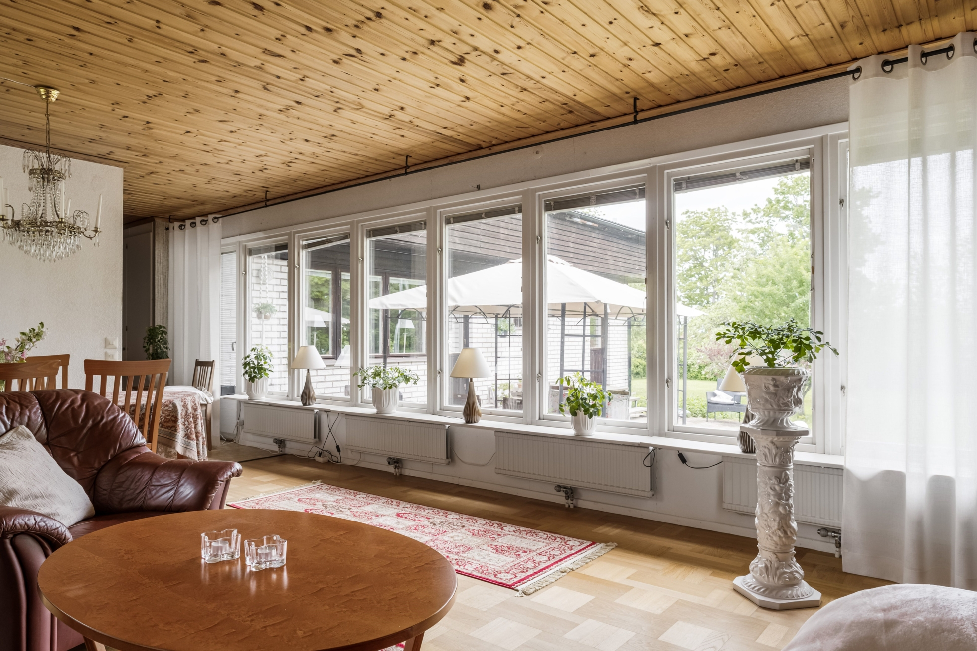 Familjevilla med generösa sällskapsytor och naturnära område!