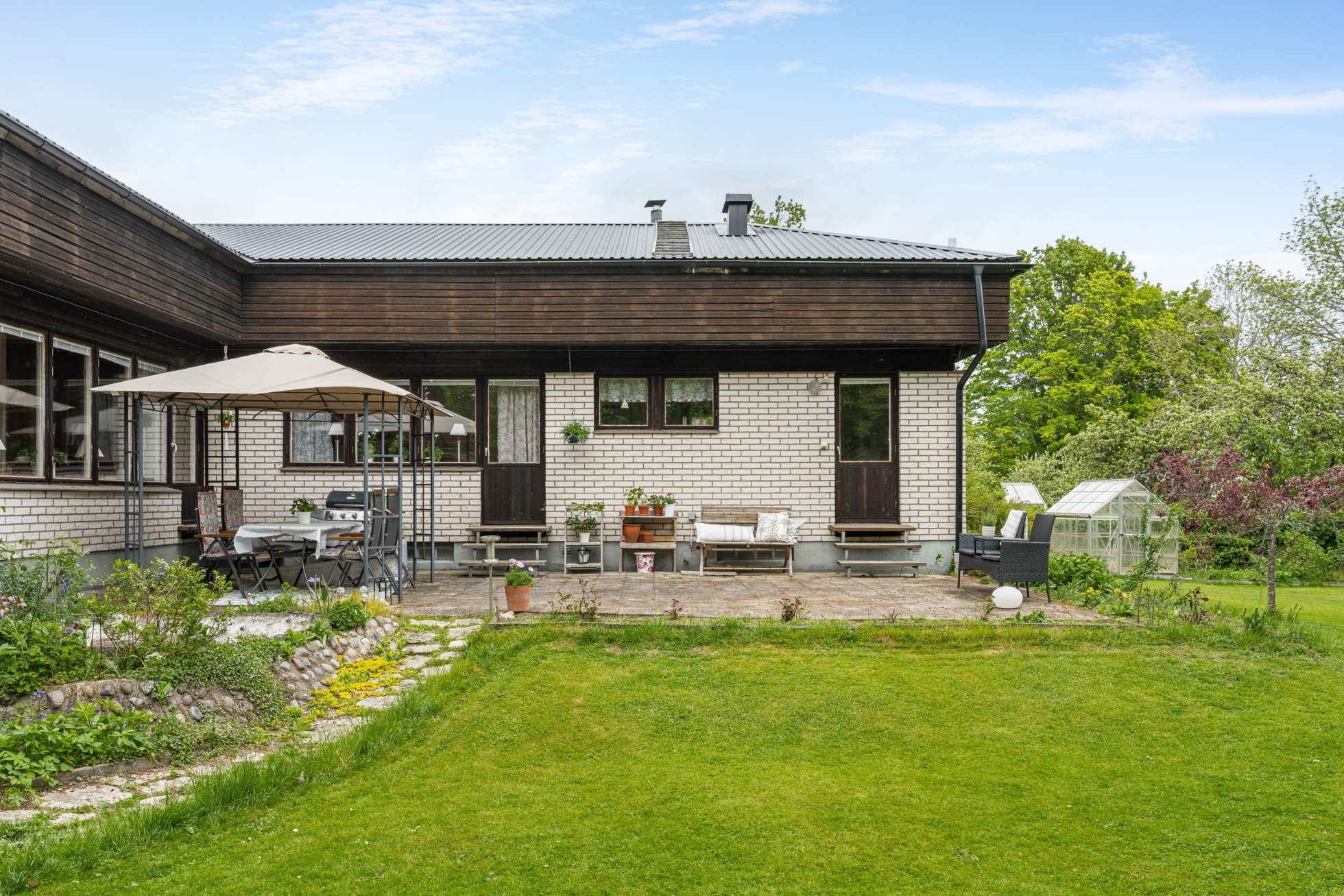 Familjevilla med generösa sällskapsytor och naturnära område!