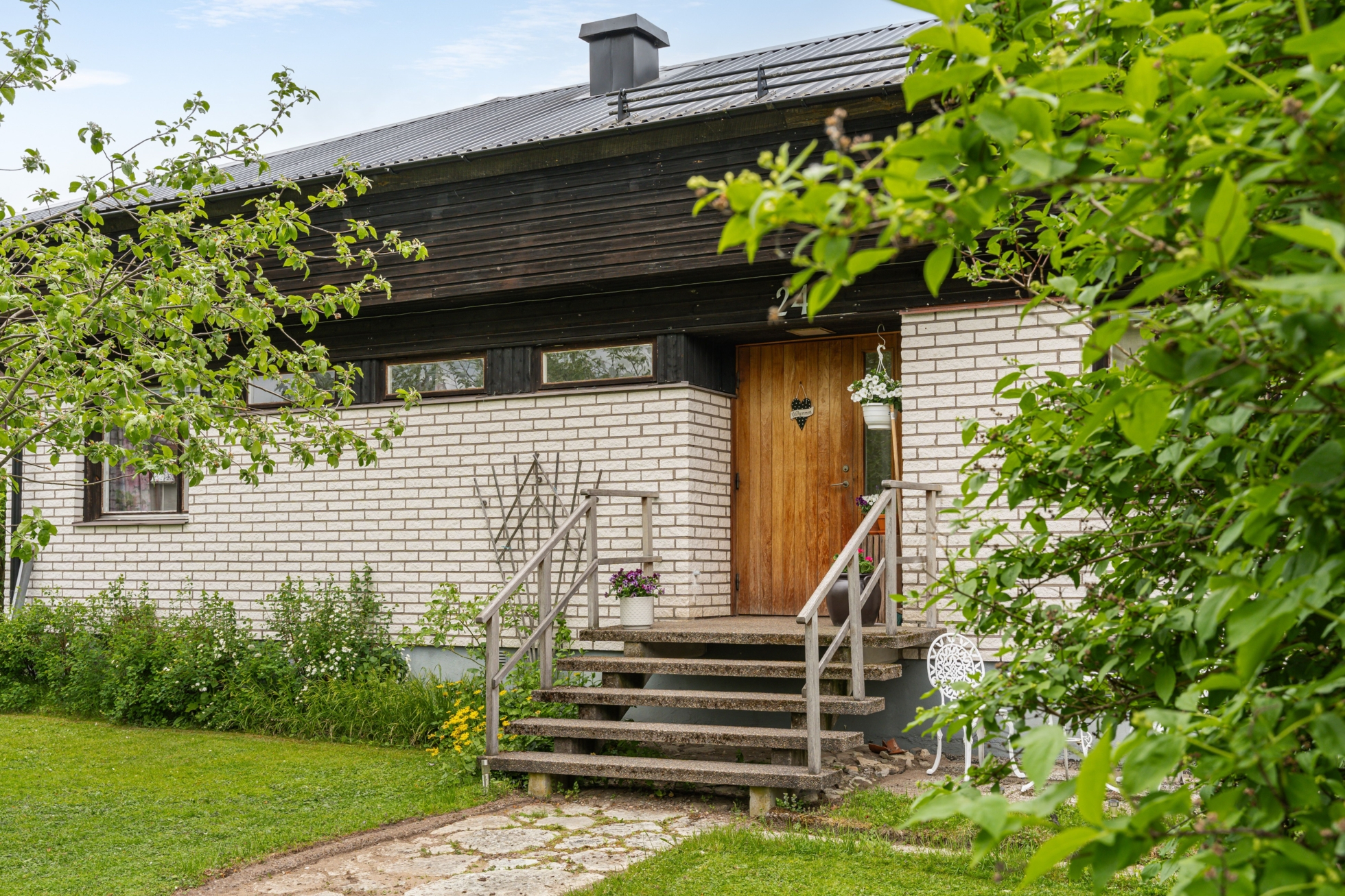 Familjevilla med generösa sällskapsytor och naturnära område!