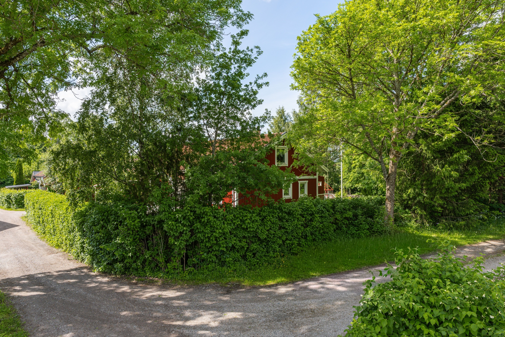 Familjevilla med insynsskyddad tomt på lugn återvändsgata i Lanna!