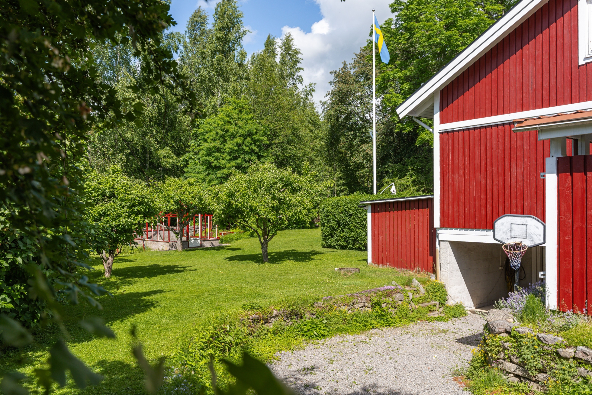 Familjevilla med insynsskyddad tomt på lugn återvändsgata i Lanna!