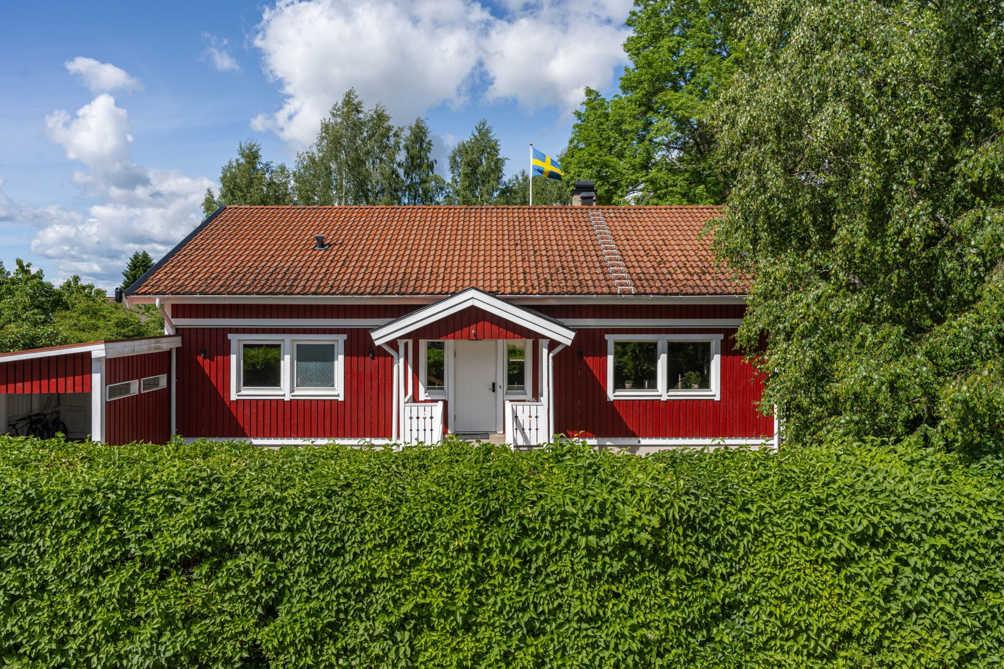 Familjevilla med insynsskyddad tomt på lugn återvändsgata i Lanna!