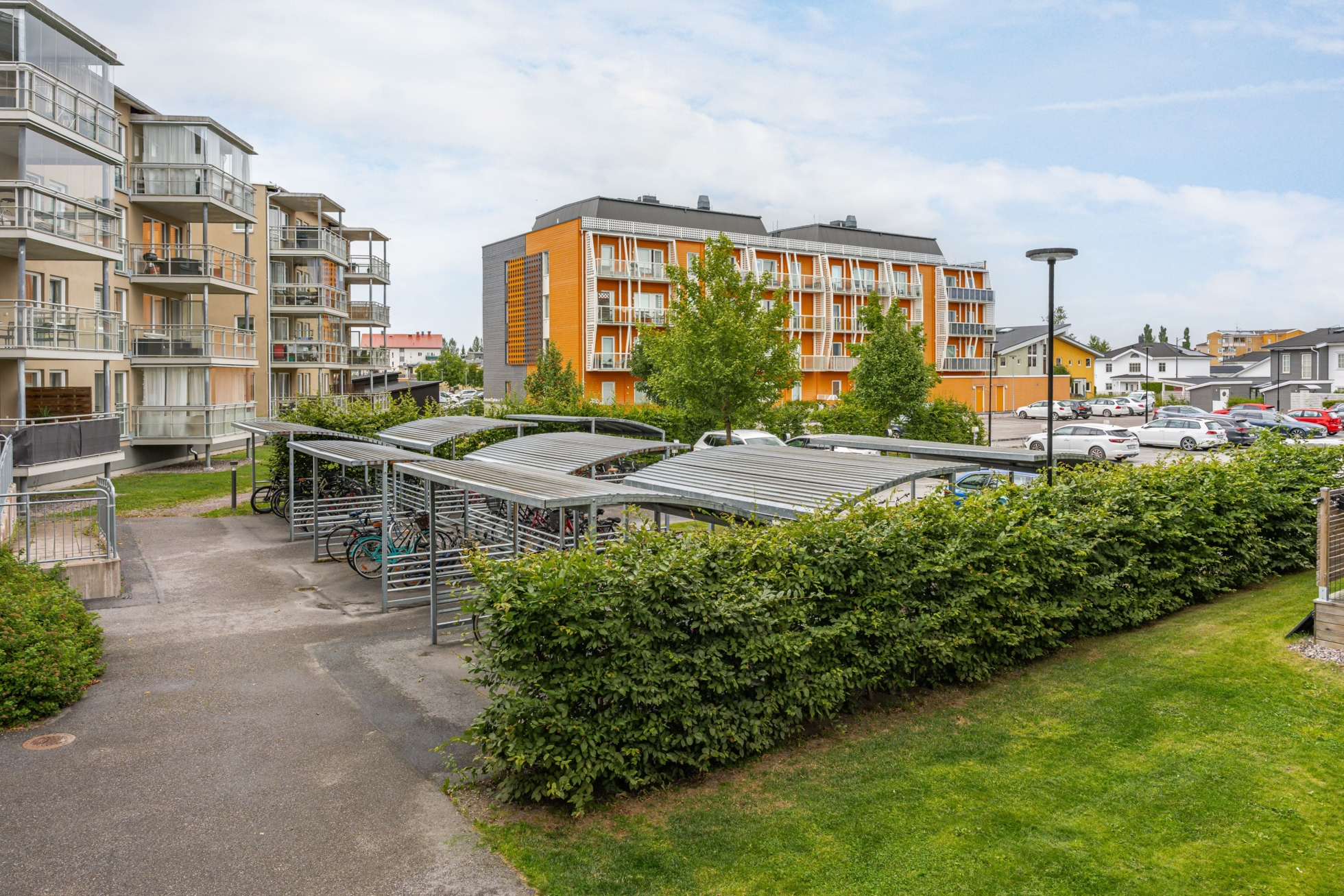 Ljus hörnlägenhet med inglasad balkong!