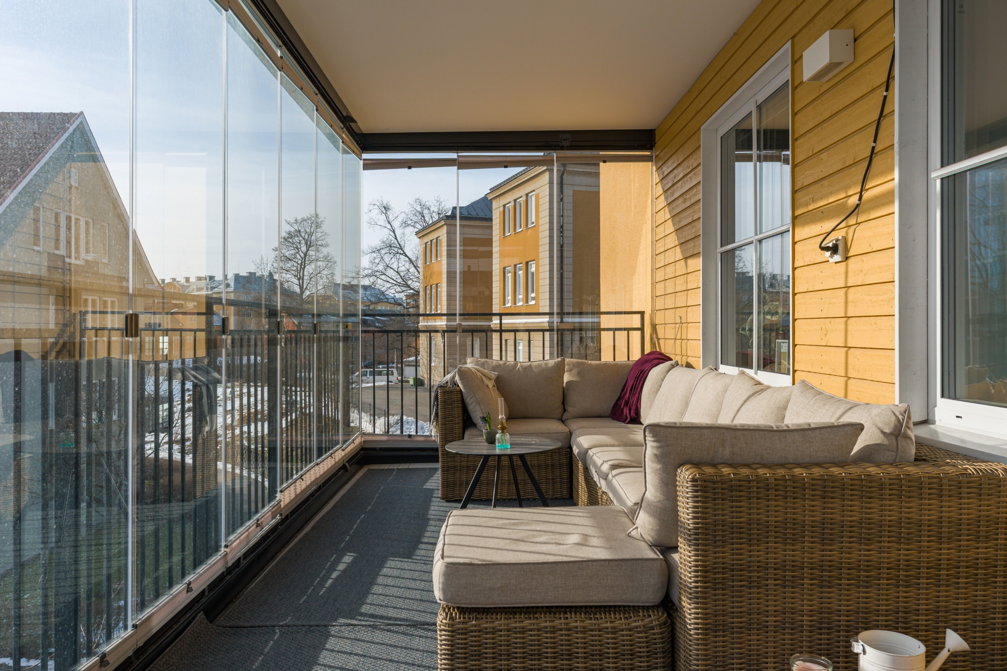 Ljus 3:a i hörnläge med generös inglasad balkong!