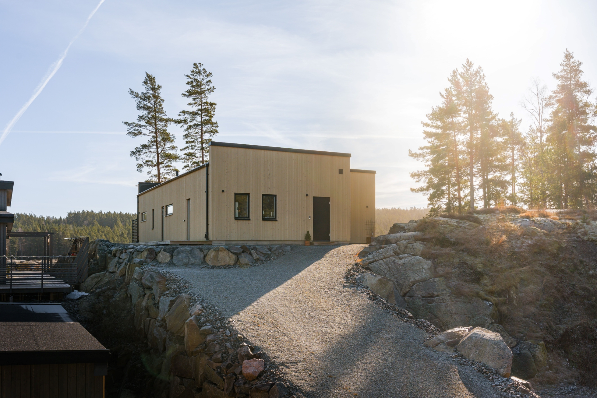 Sjöutsikt över Vättern och modern arkitektur!