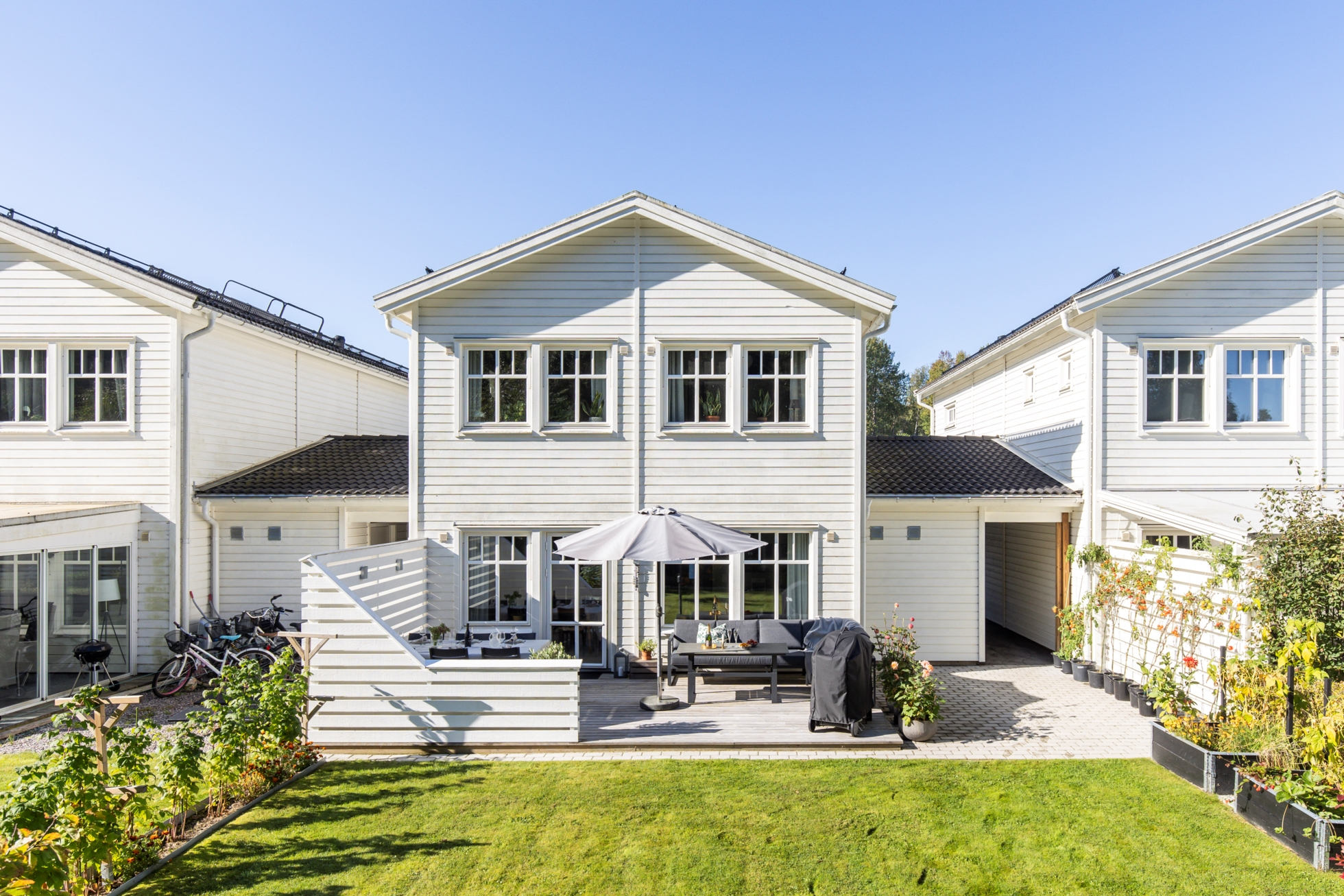 Stilrent och välplanerat hem med sociala ytor, solig uteplats och naturnära läge i Ekeby-Almby!