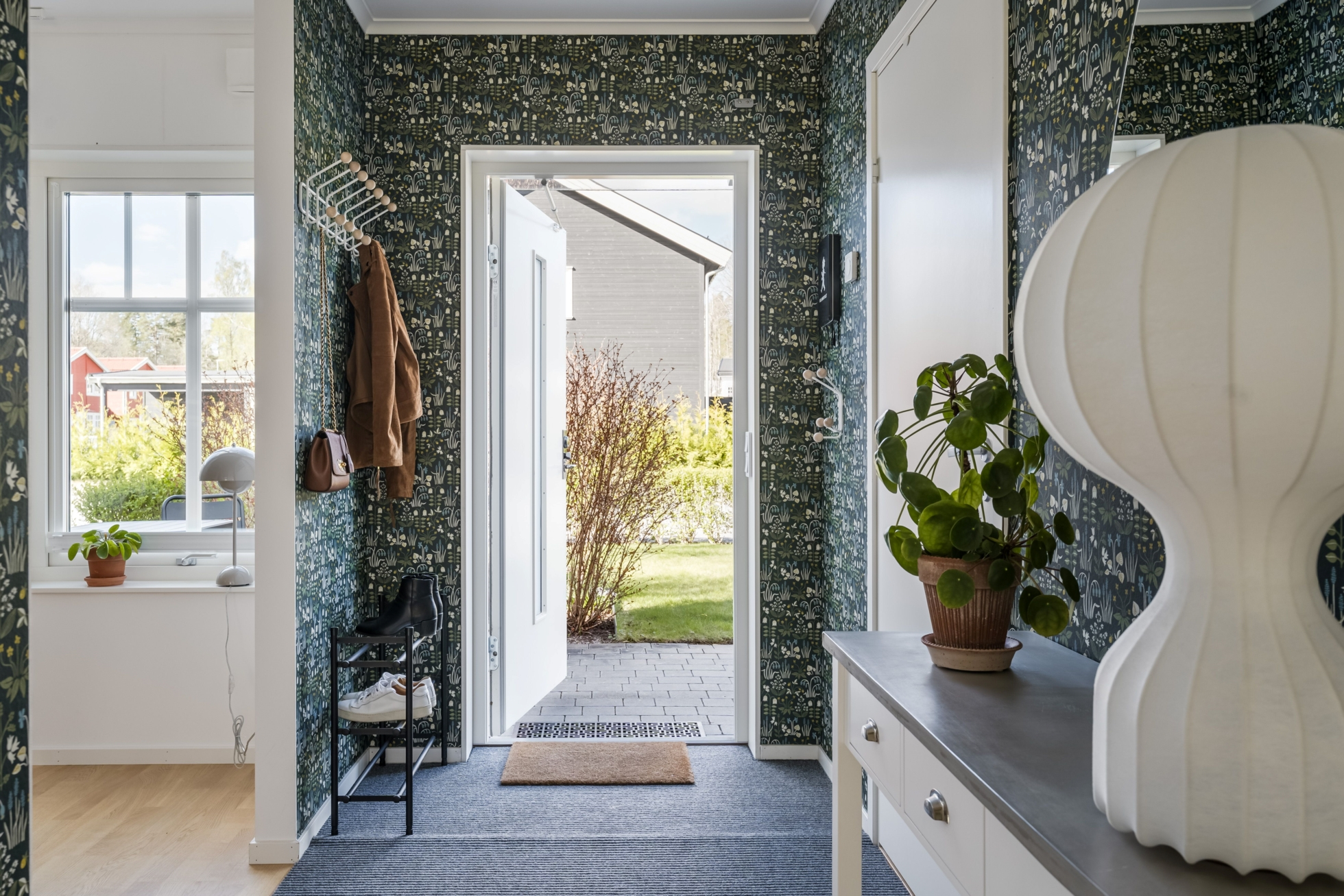 Stilrent och välplanerat hem med sociala ytor, solig uteplats och naturnära läge i Ekeby-Almby!