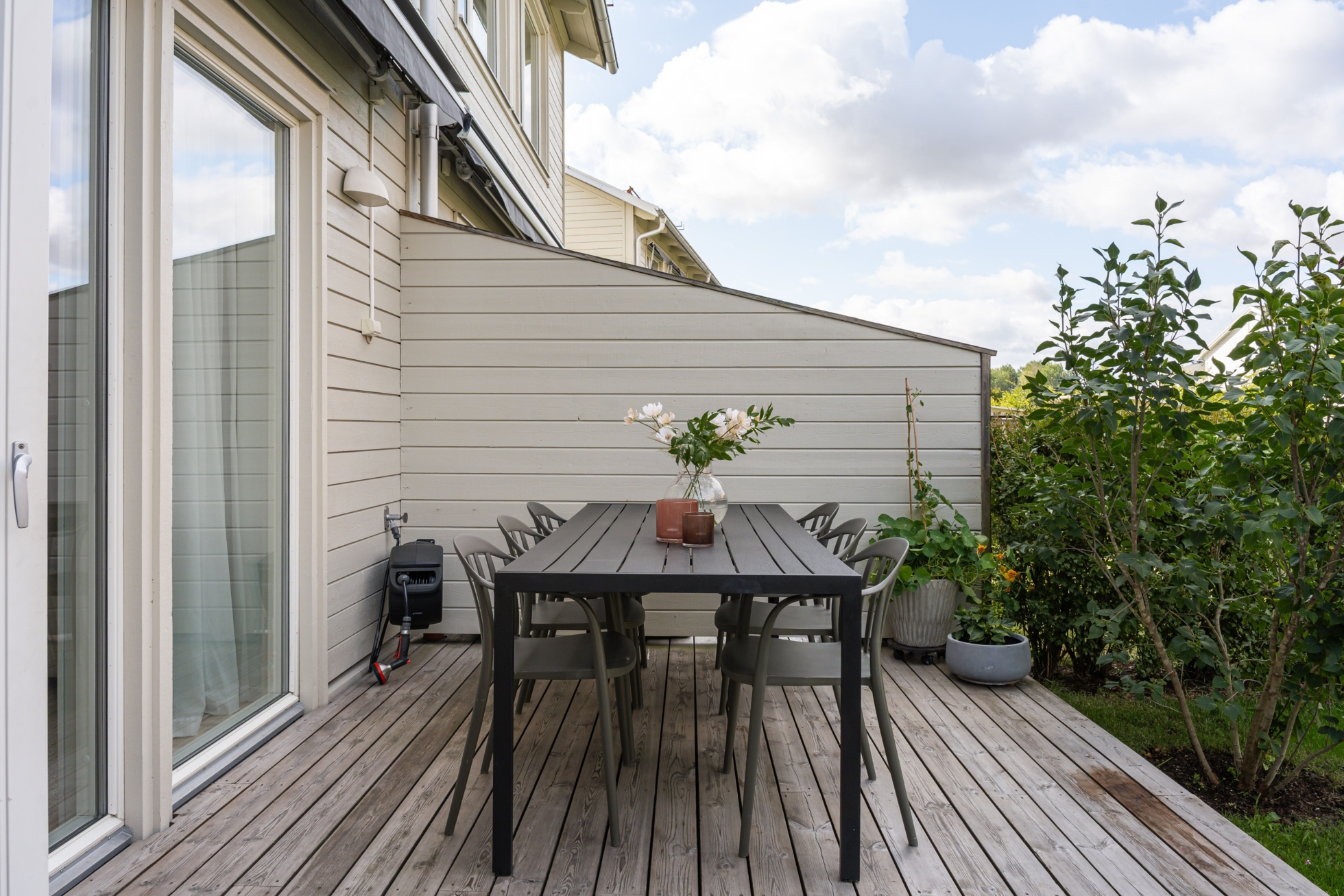 Välplanerat radhus med egen trädgård!
