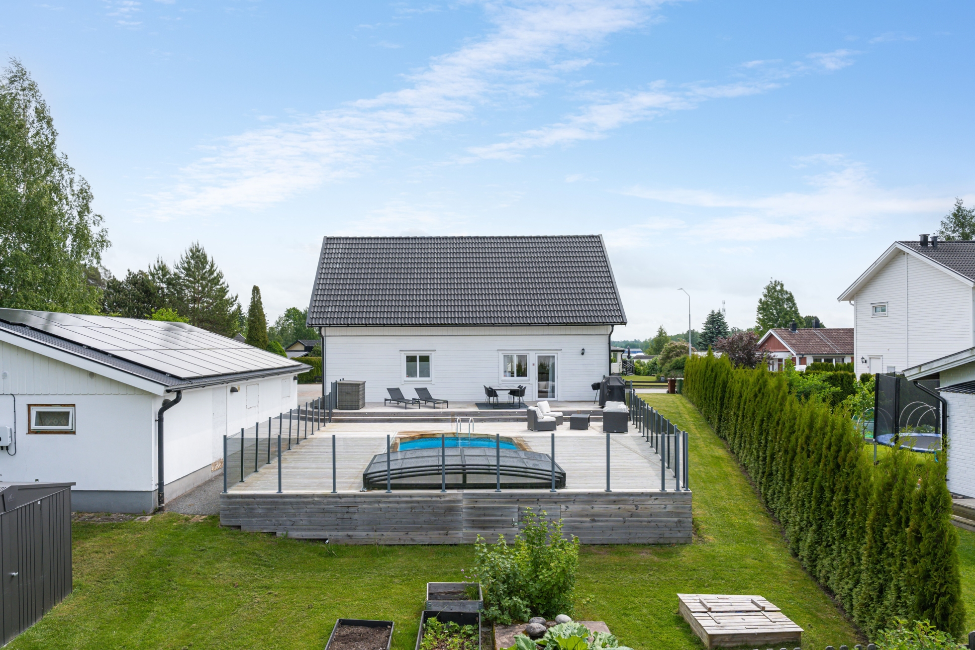Familjevilla med pool!