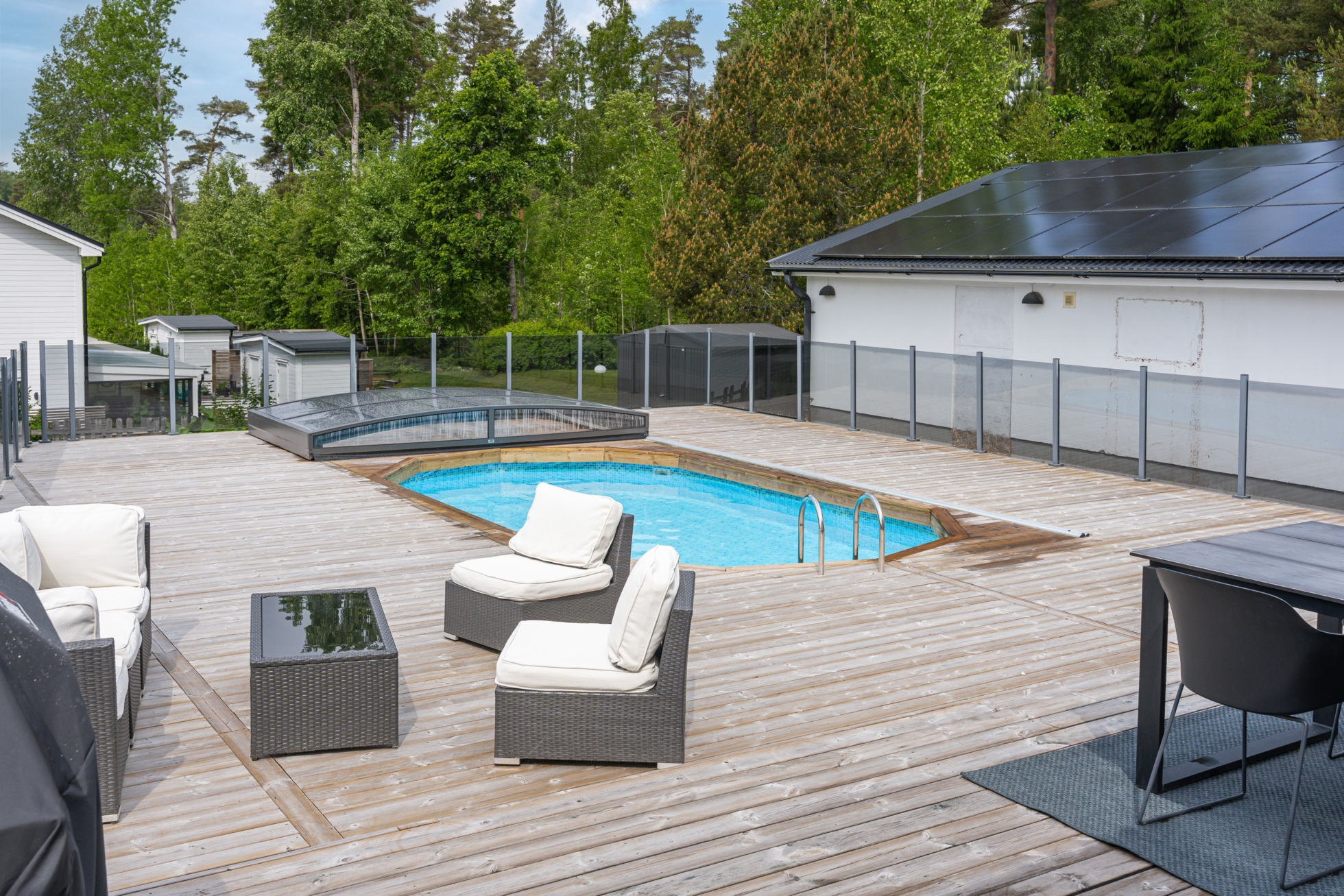 Familjevilla med pool!